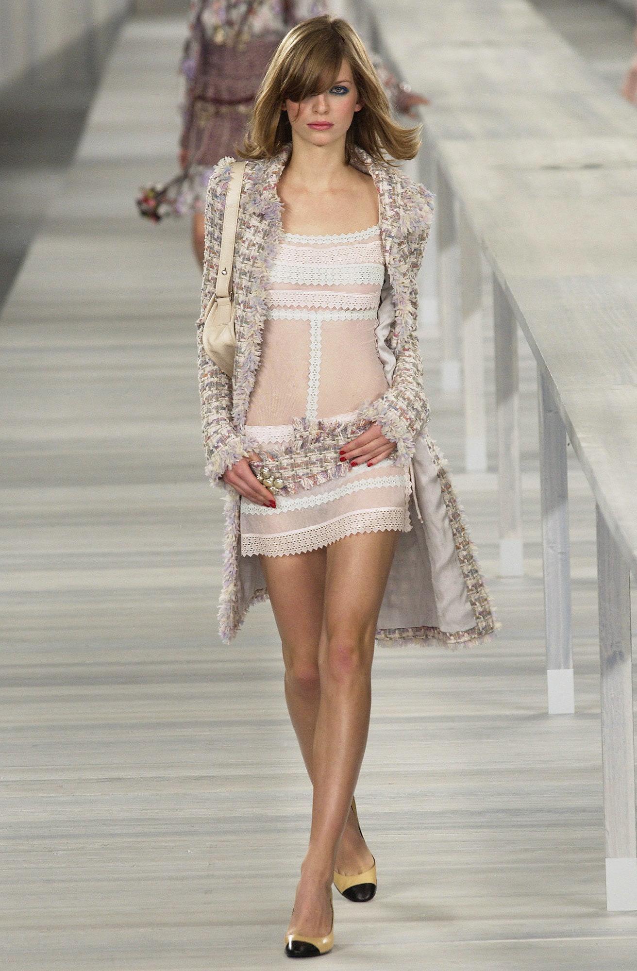 Chanel Coleccionistas Vintage Abrigo de tweed con cinturón - Primavera 2004 por Karl Lagerfeld

~ Una tranquila sinfonía de elegancia, 
esta rara pieza de coleccionista Chanel de la Colección Primavera 2004 es una oda a la perdurable maestría de la