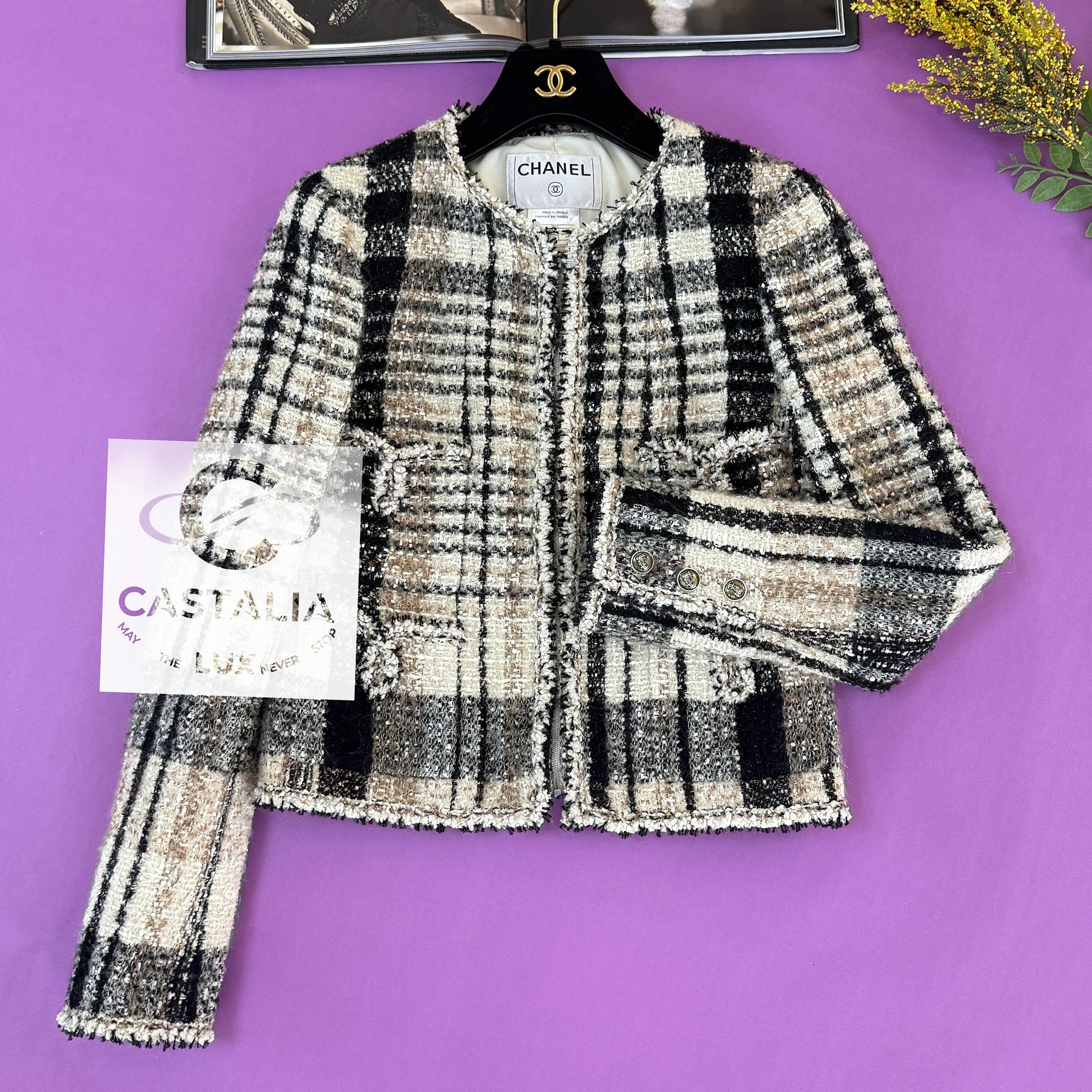 Chanel Collectors Beige Iridescent Tweed Jacket 34 FR en vente 6