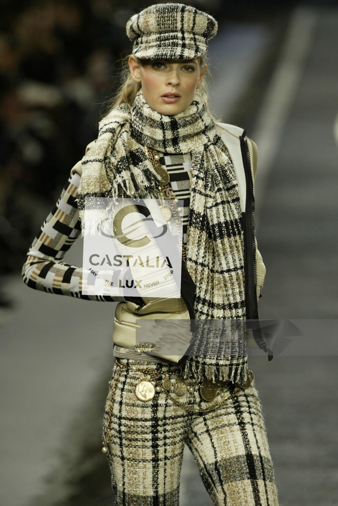 Collectional Chanel  beigefarbene Tweedjacke mit schimmernden Details 
~ Ein seltenes Stück für wahre Chanel-Liebhaber!
Größenbezeichnung 34 FR / Zustand: nie getragen
- CC Logo-Knöpfe an den Manschetten
- Frontverschluss mit