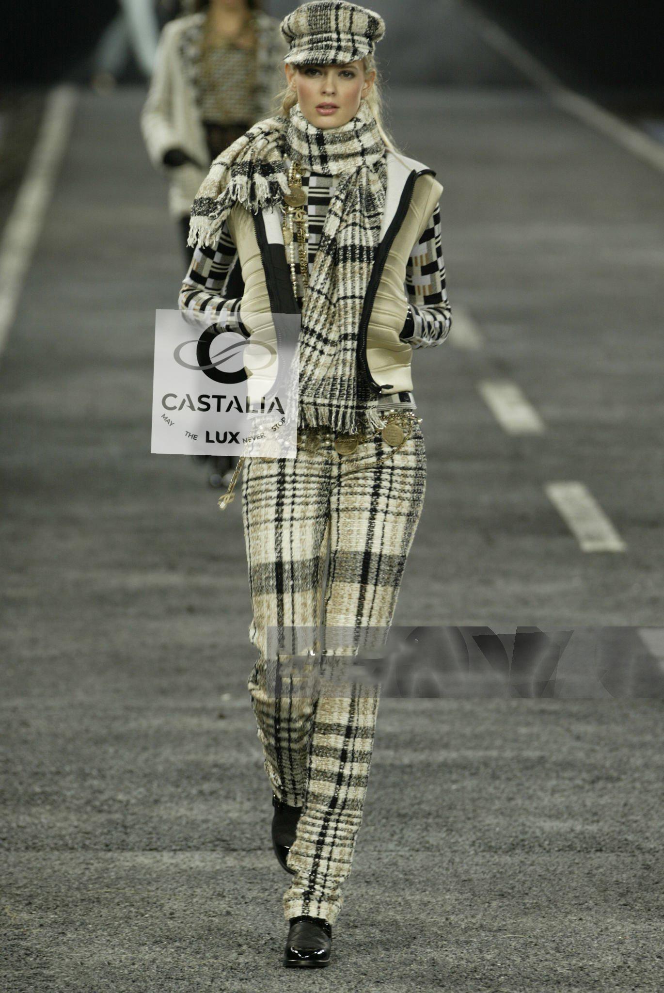 Chanel Collectors Beige Iridescent Tweed Jacket 34 FR Excellent état - En vente à Dubai, AE