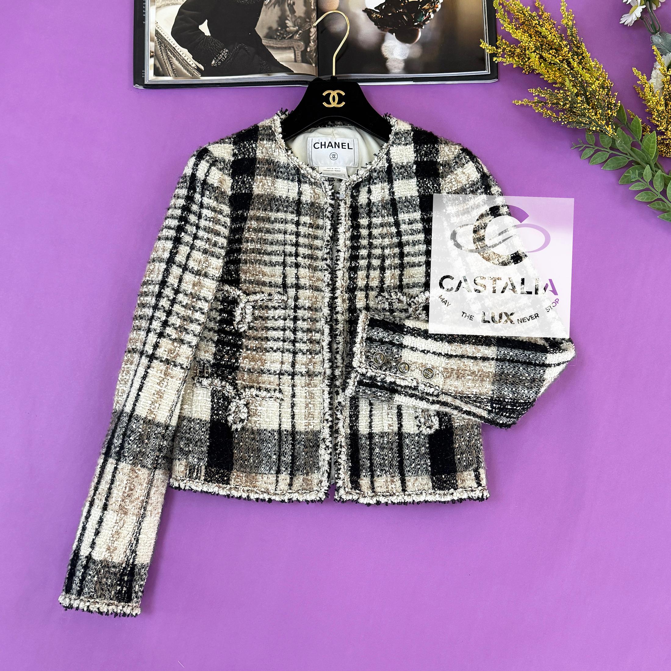 Chanel Collectors Beige Iridescent Tweed Jacket 34 FR en vente 1