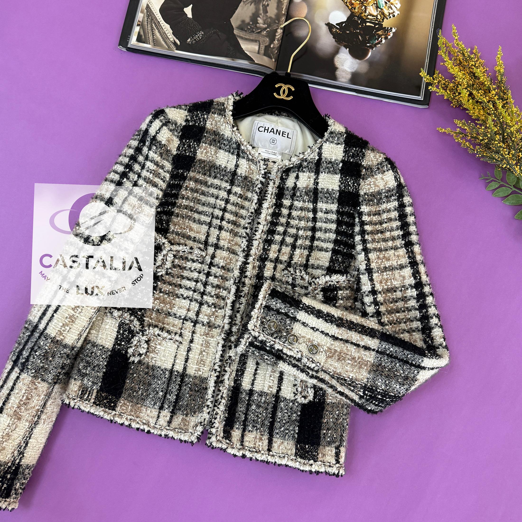 Chanel Collectors Beige Iridescent Tweed Jacket 34 FR en vente 2