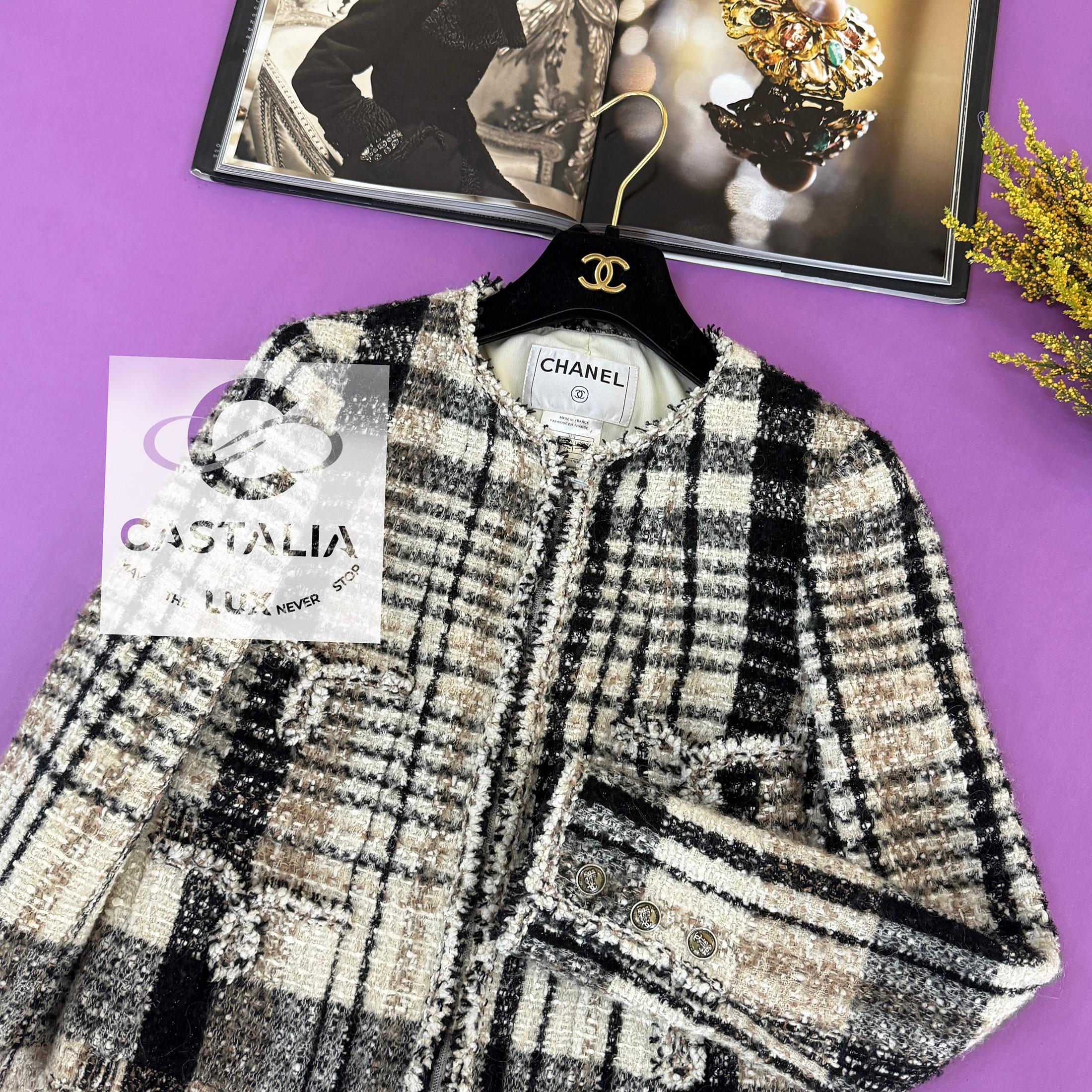 Chanel Collectors Beige Iridescent Tweed Jacket 34 FR en vente 3