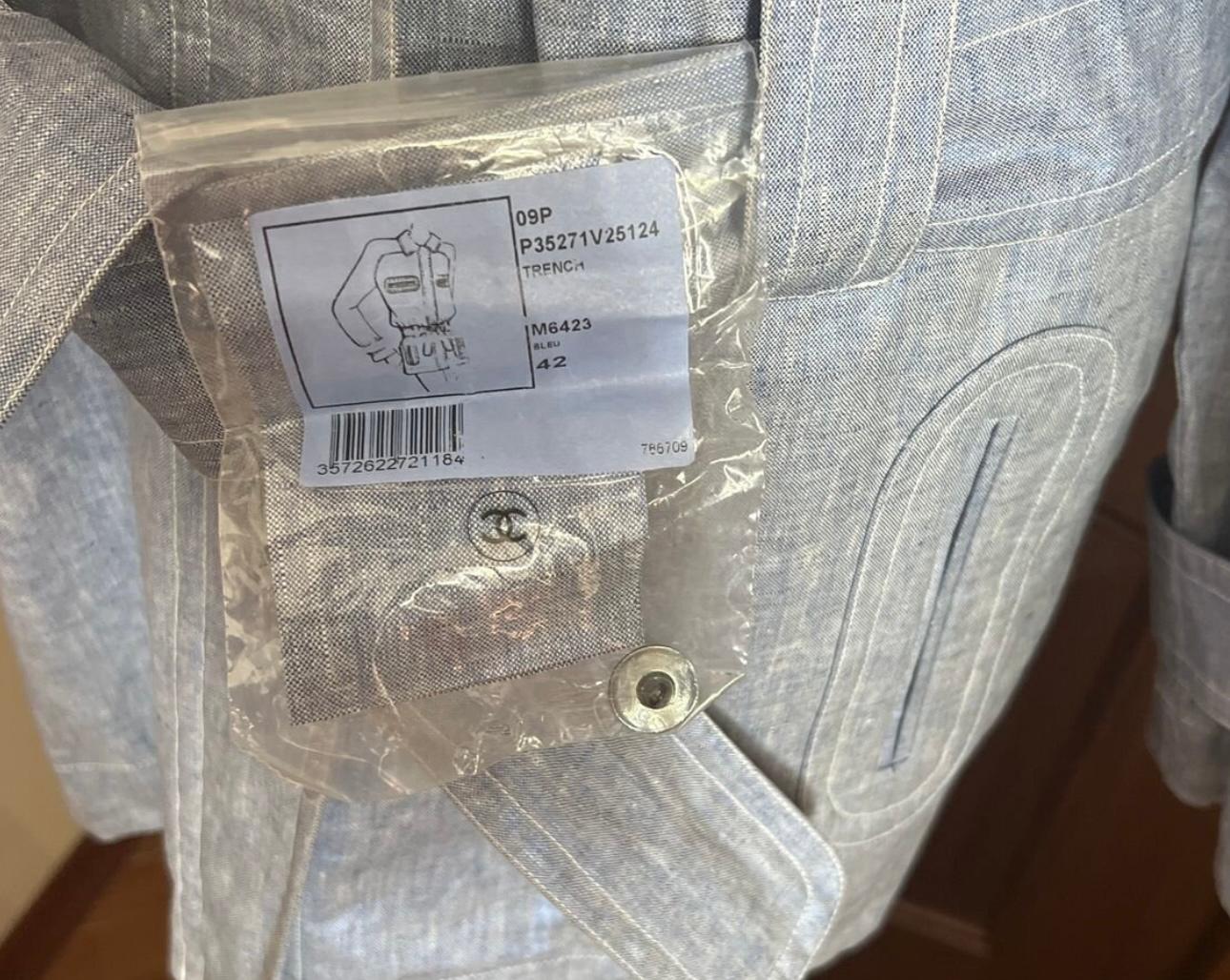New Chanel Blauer Jeansmantel mit Gürtel und CC-Logo-Knöpfen
Kommt mit Chanel-Papieretui. 
Größenbezeichnung 42 FR.