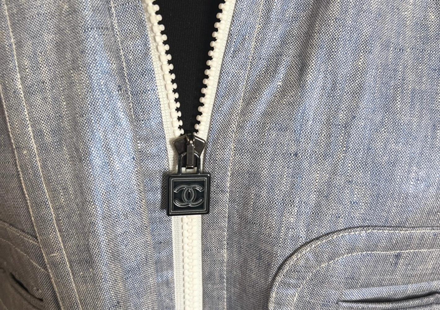 Chanel Sammlerstücke Blauer Parka-Mantel aus Denim mit Gürtel im Angebot 1
