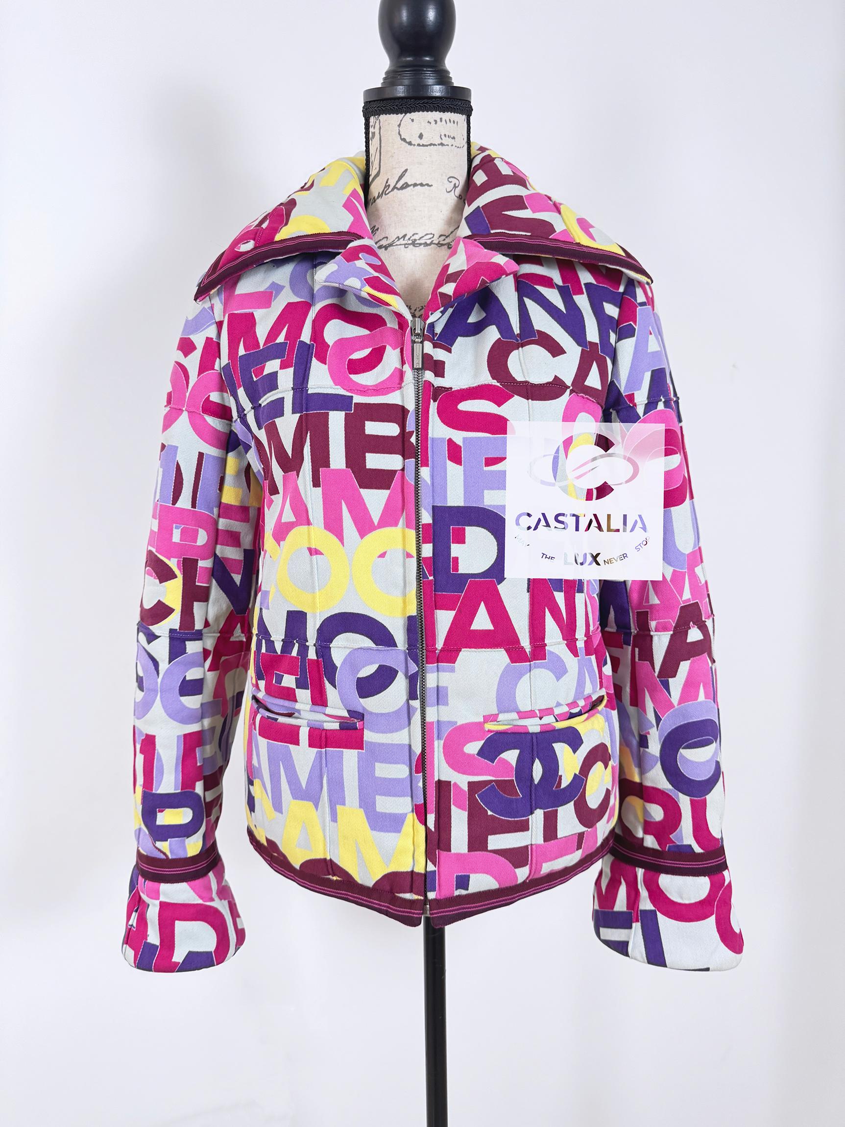 Collectors bright vintage puffer jacket Chanel with ~ CC Logos & 31 RUE CAMBON and CHANEL lettering ~  all over
Size mark 40 FR / Condition: never worn
- beautiful pastel tones
- front fastening with logo zipper
