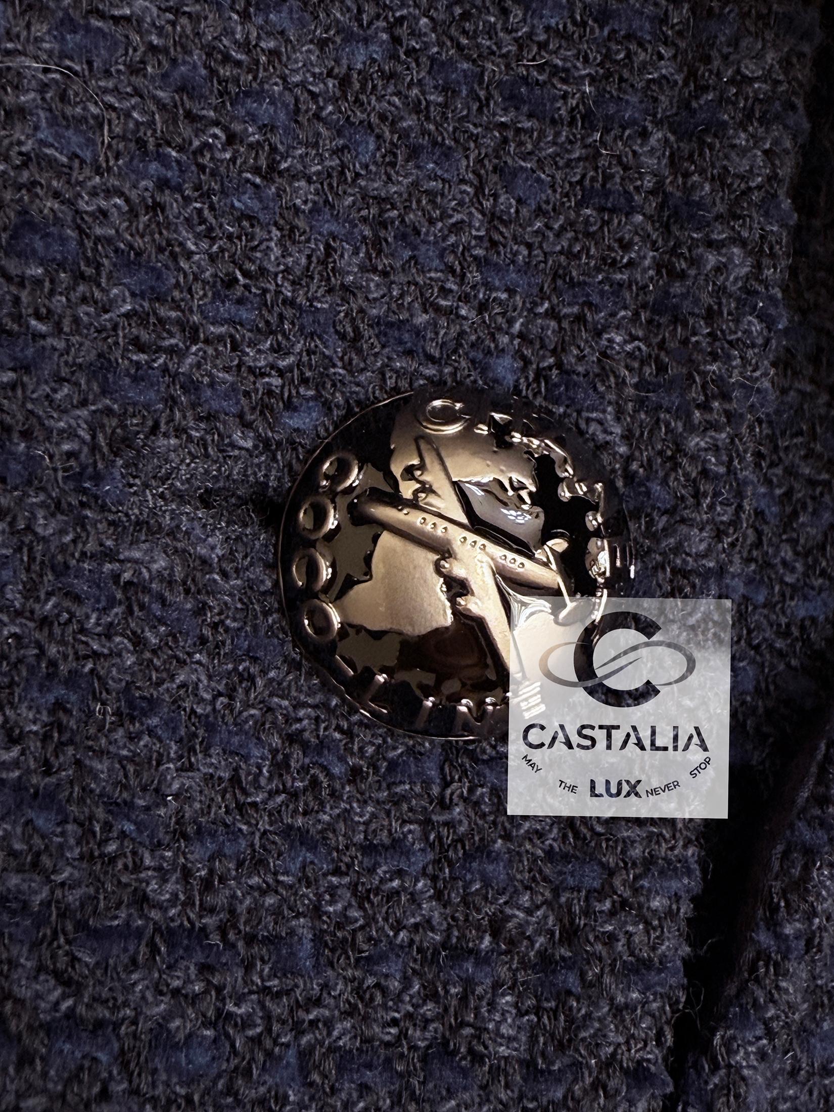 Chanel Collectors CC Plane Buttons Belted Tweed Jacket 38 FR in vendita 4