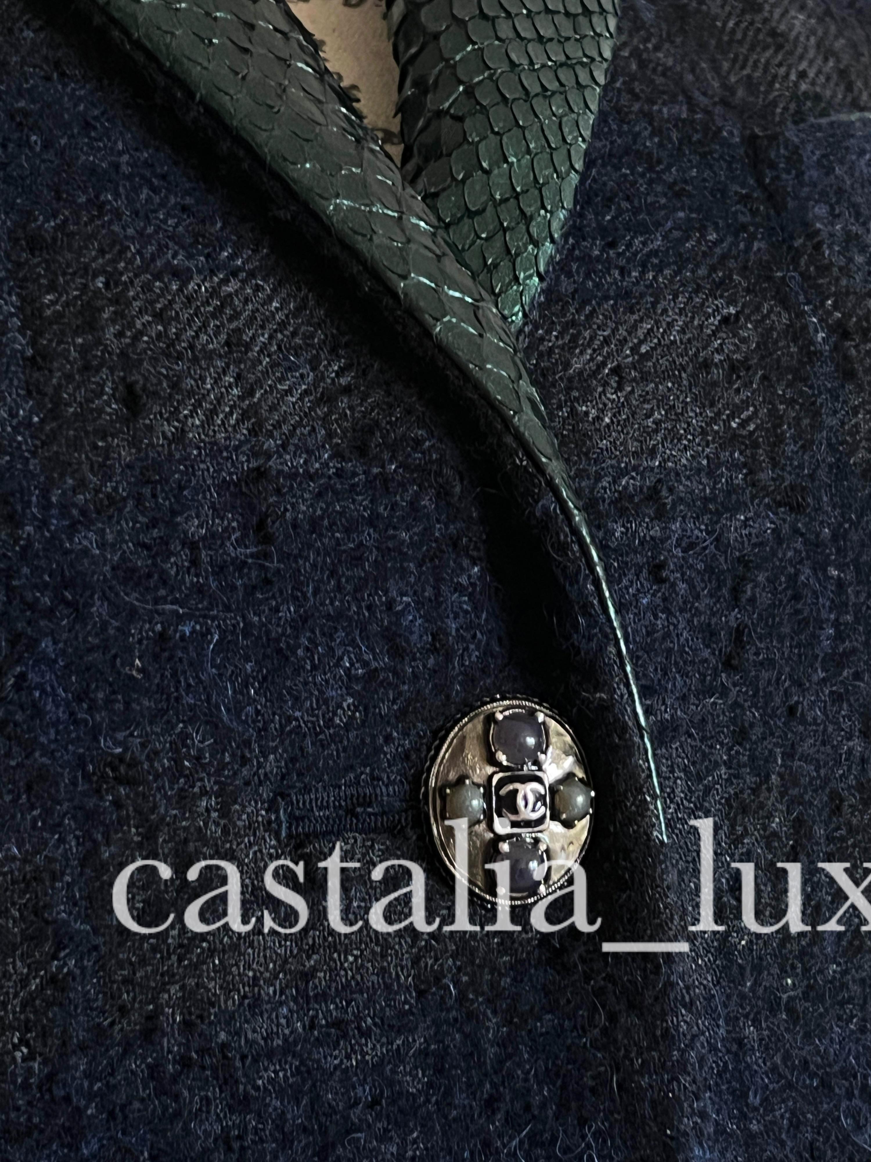 Manteau de collection Chanel Paris / Édimbourg Gripoix boutons en tweed  en vente 6
