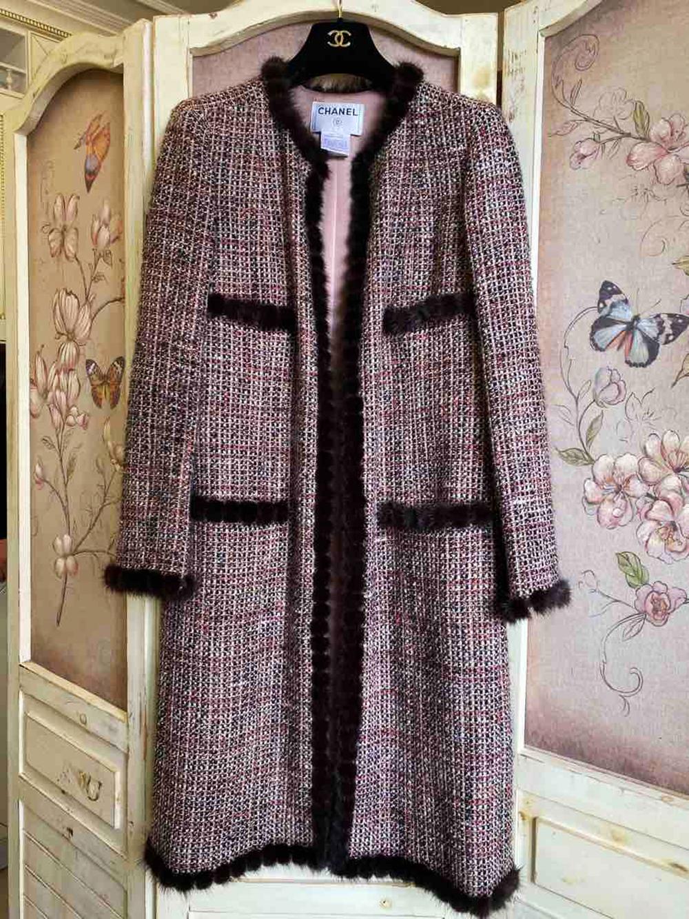 Collectional Lesage Tweed-Mantel Chanel im angesagten Vintage-Stil 
- aus exquisit schimmerndem Lesage-Tweed
- CC-Logo-Charme am Ärmel
- tonales Seidenfutter
Größenbezeichnung 44 FR
Condit: tadellos