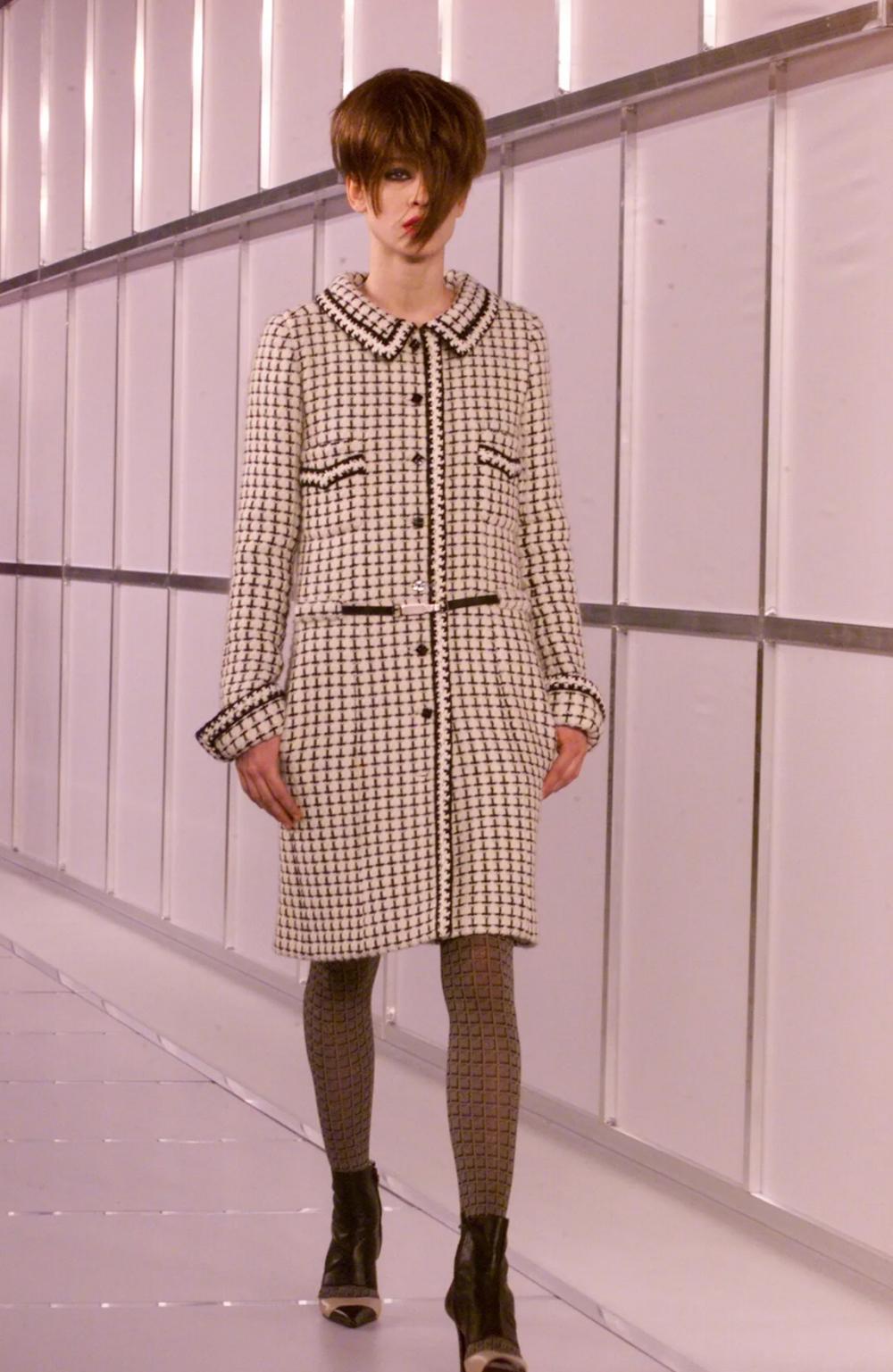 Collectible Chanel navy and fuchsia tweed coat with LOGO belt -- charming & elegant for everyday wear!

Vintage, rare price!

Size mark 40 FR. Condition: never worn
