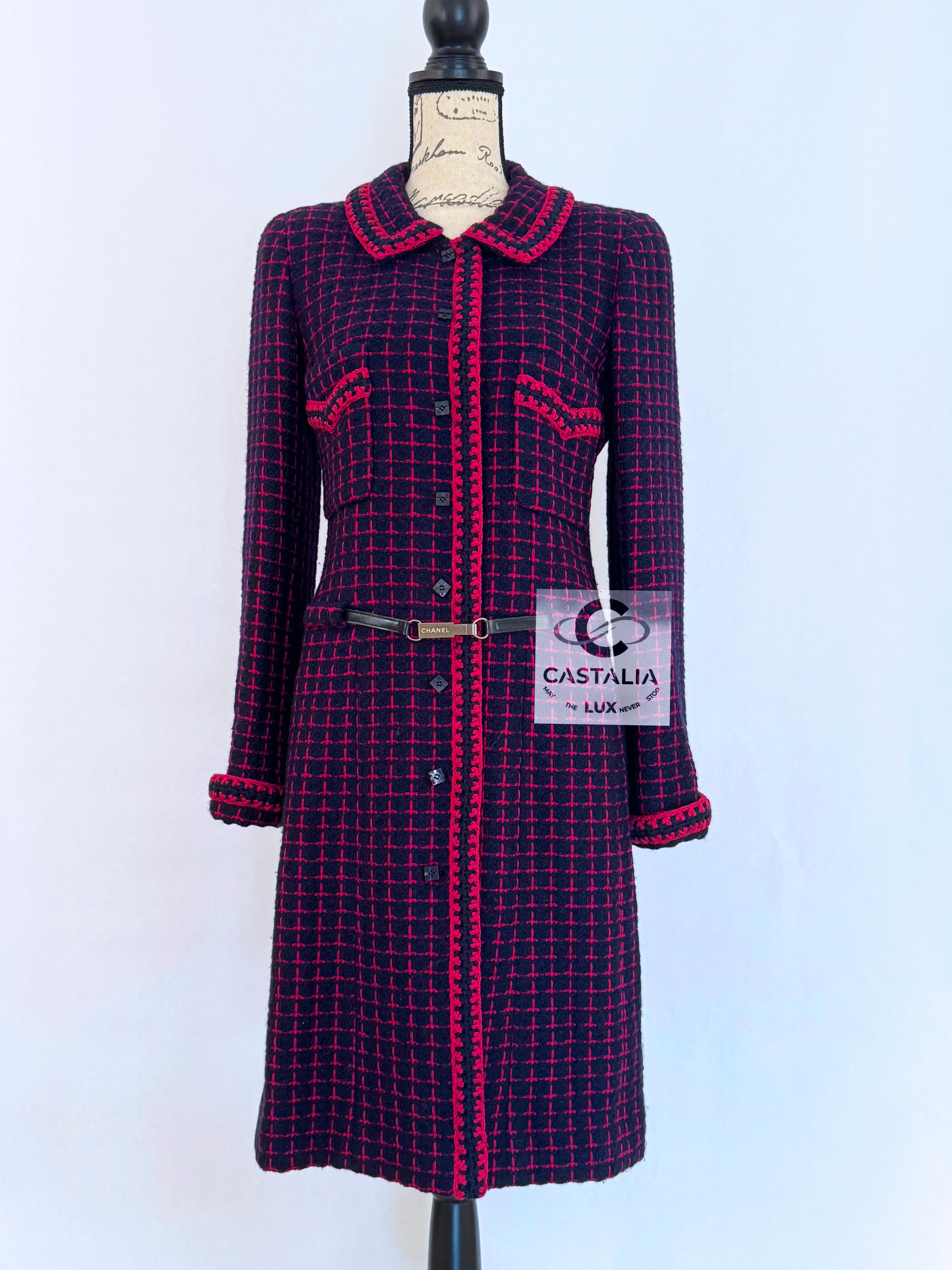 Chanel Collectors Vintage Tweed Coat with Logo Belt In New Condition For Sale In Dubai, AE