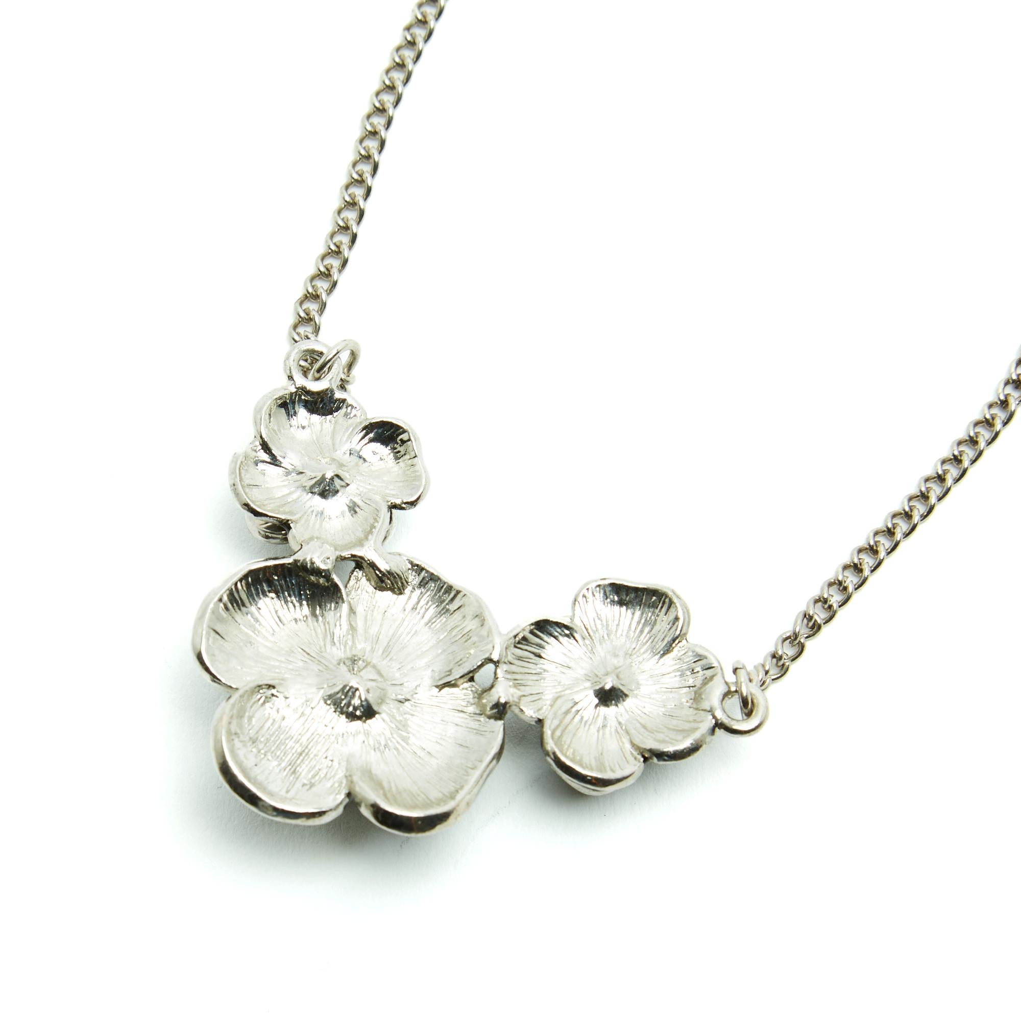 Chanel Collier 2011 Black Enamel and Silver color Metal Camelia Chain Necklace In Good Condition For Sale In PARIS, FR