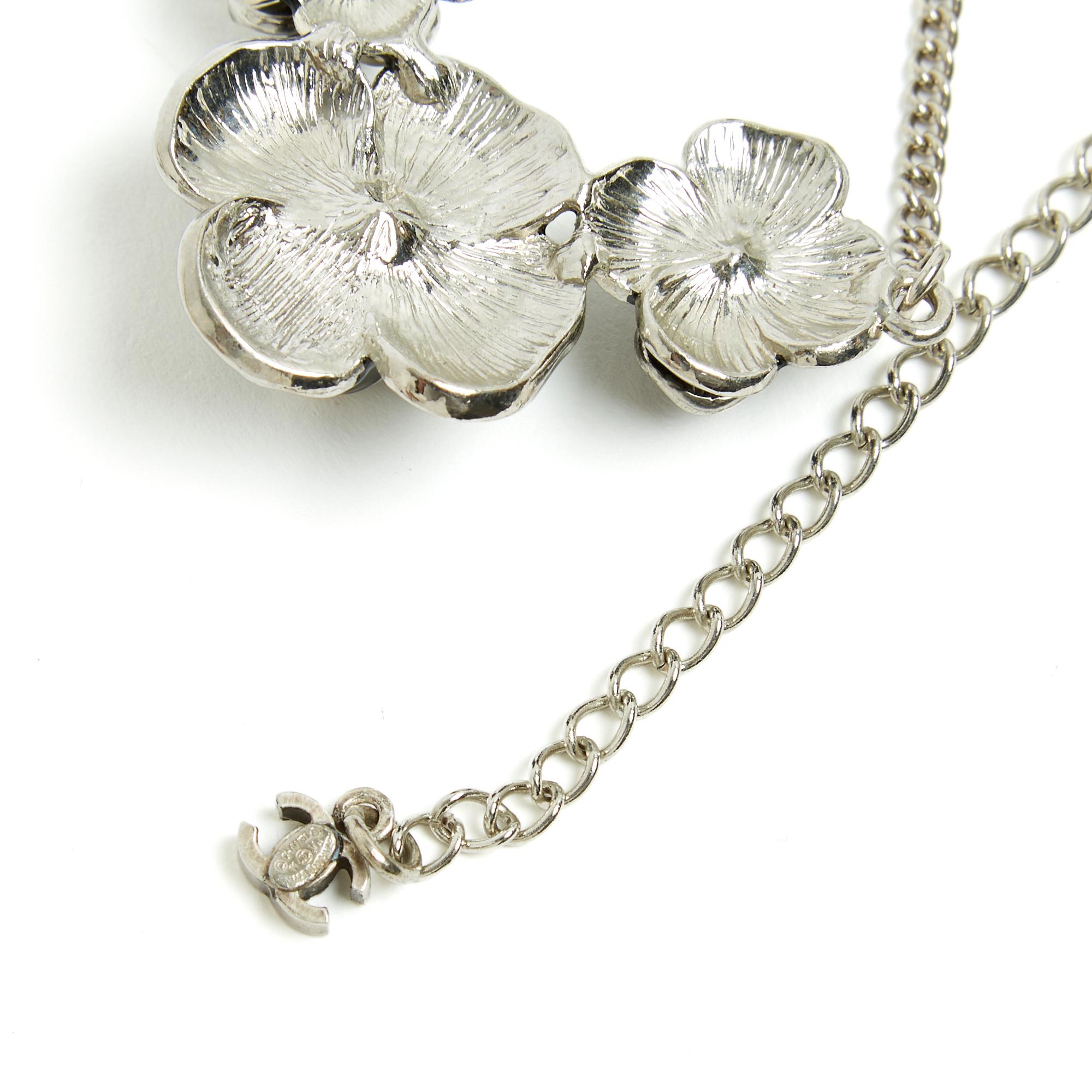 Women's or Men's Chanel Collier 2011 Black Enamel and Silver color Metal Camelia Chain Necklace For Sale