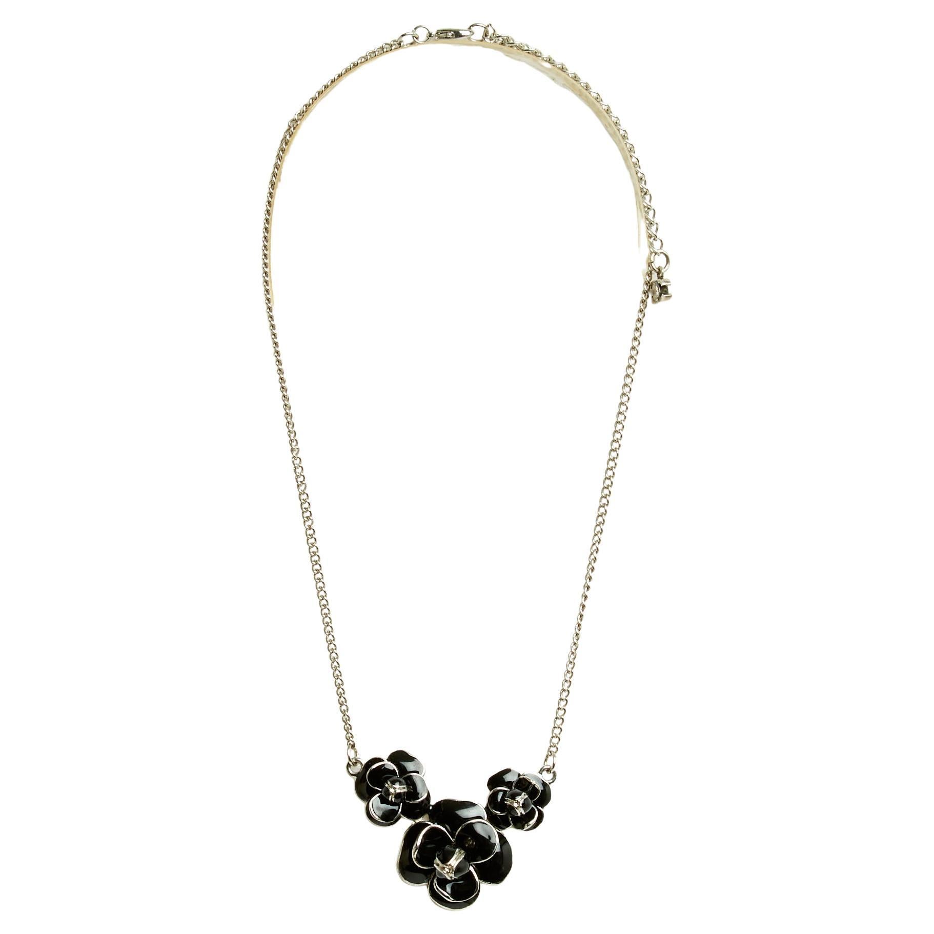 Chanel Collier 2011 Black Enamel and Silver color Metal Camelia Chain Necklace For Sale