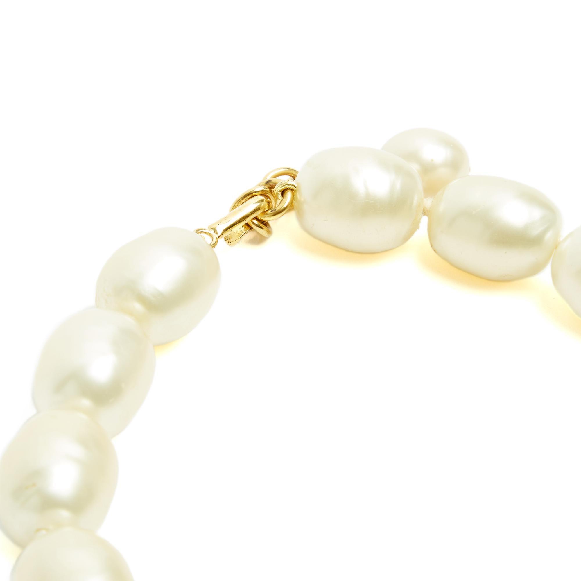 Chanel Collier Camélia Gripoix 1998 Collana a girocollo con perle e camelie fantasia In condizioni buone in vendita a PARIS, FR