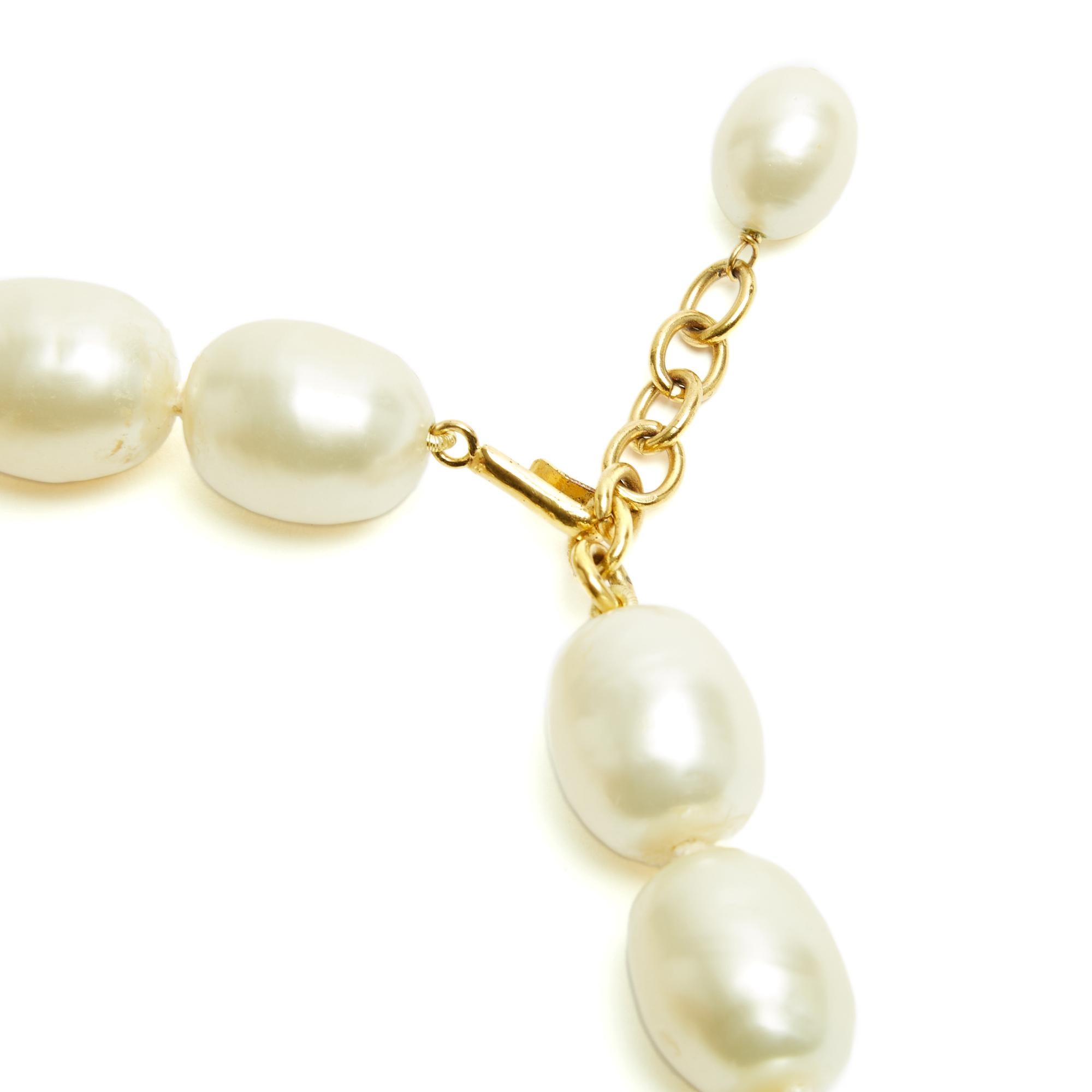 da uomo o donna Chanel Collier Camélia Gripoix 1998 Collana a girocollo con perle e camelie fantasia in vendita