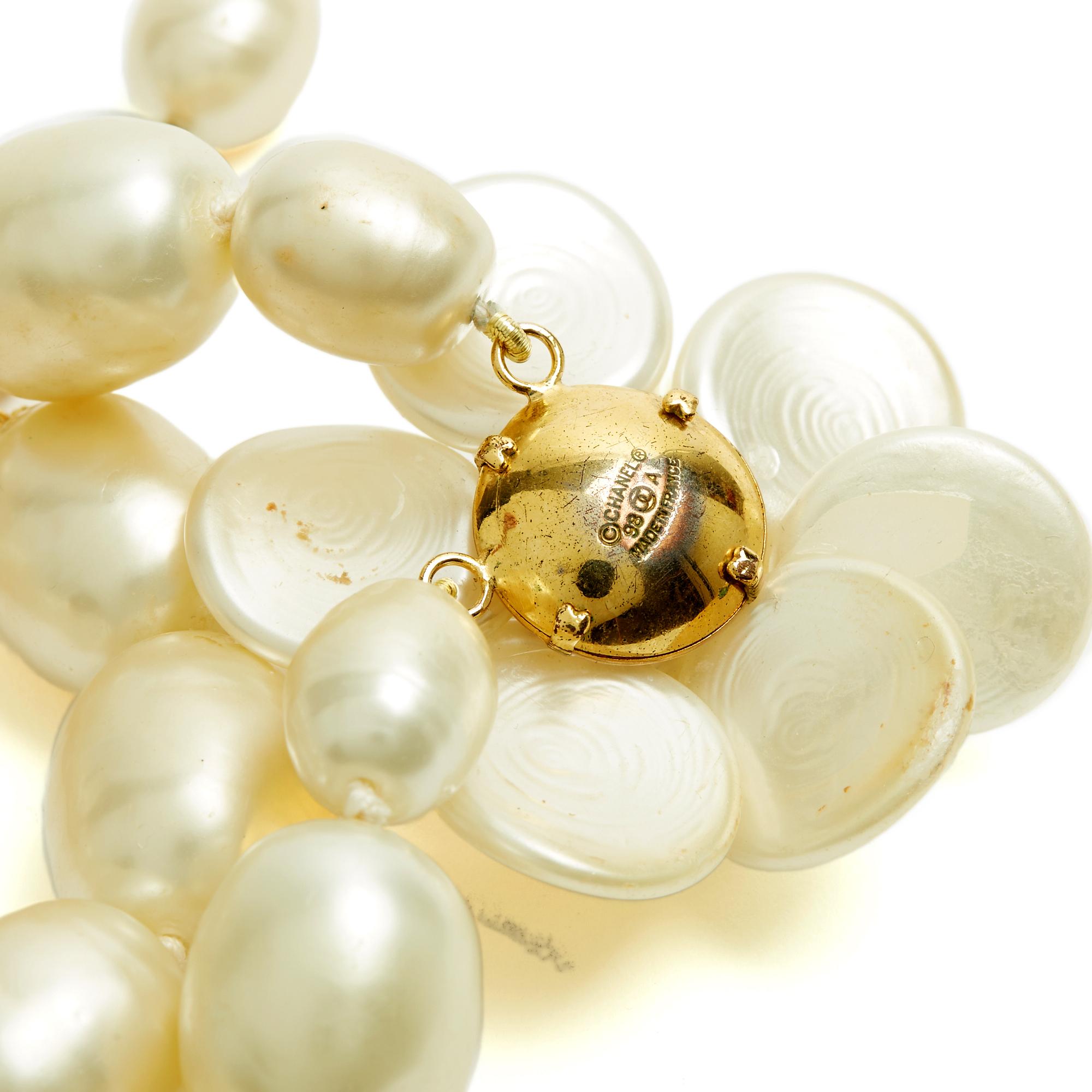 Chanel Collier Camélia Gripoix 1998 Collana a girocollo con perle e camelie fantasia in vendita 1