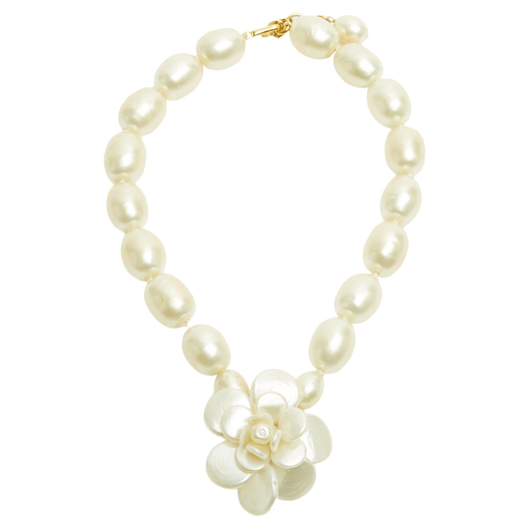 Chanel Collier Camélia Gripoix 1998 Collana a girocollo con perle e camelie fantasia in vendita