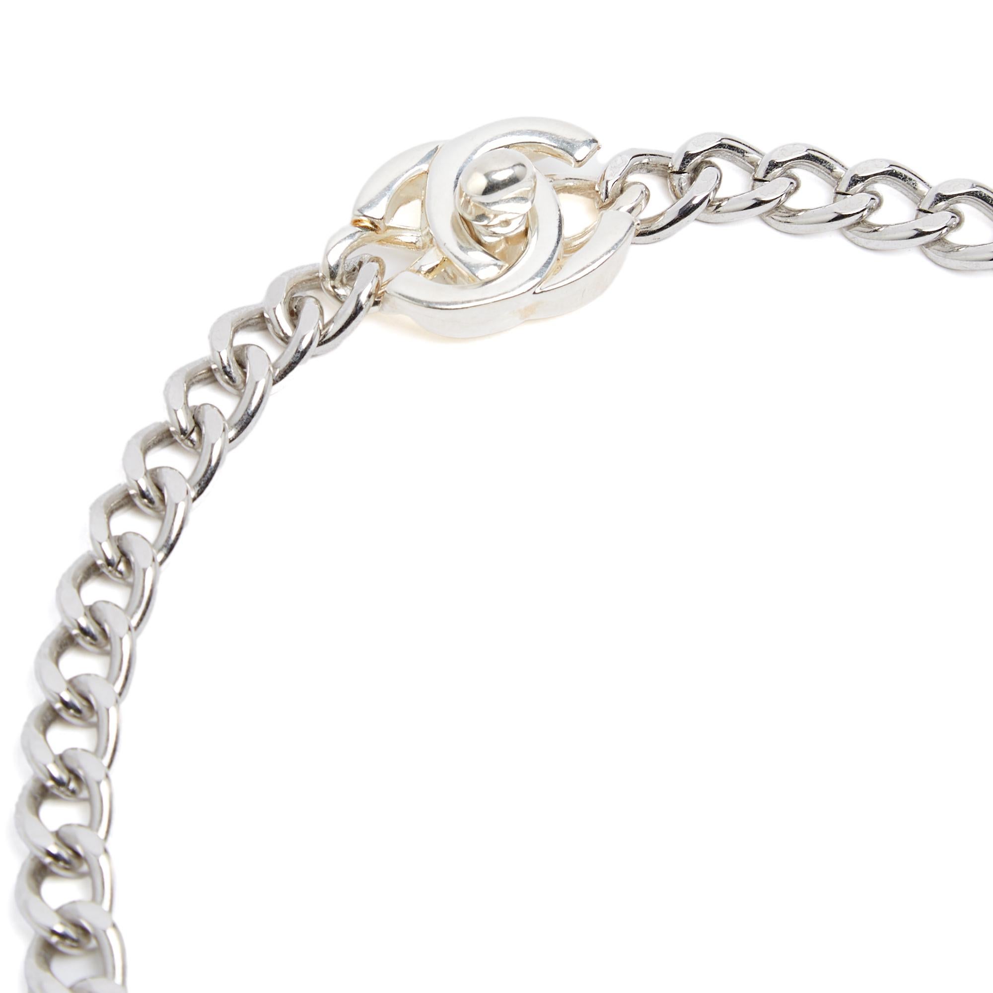 Chanel Collier CC 2 tons 1996 Collana con medaglione Turnlock in argento e oro In condizioni ottime in vendita a PARIS, FR