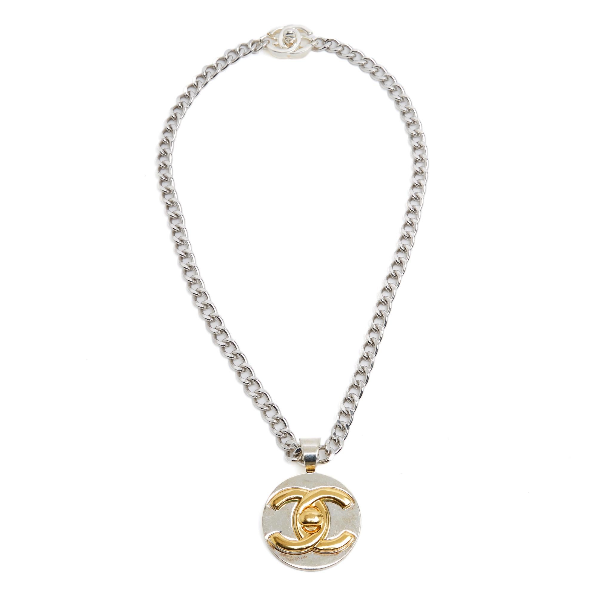 Chanel Collier CC 2 tons 1996 Collana con medaglione Turnlock in argento e oro in vendita 1