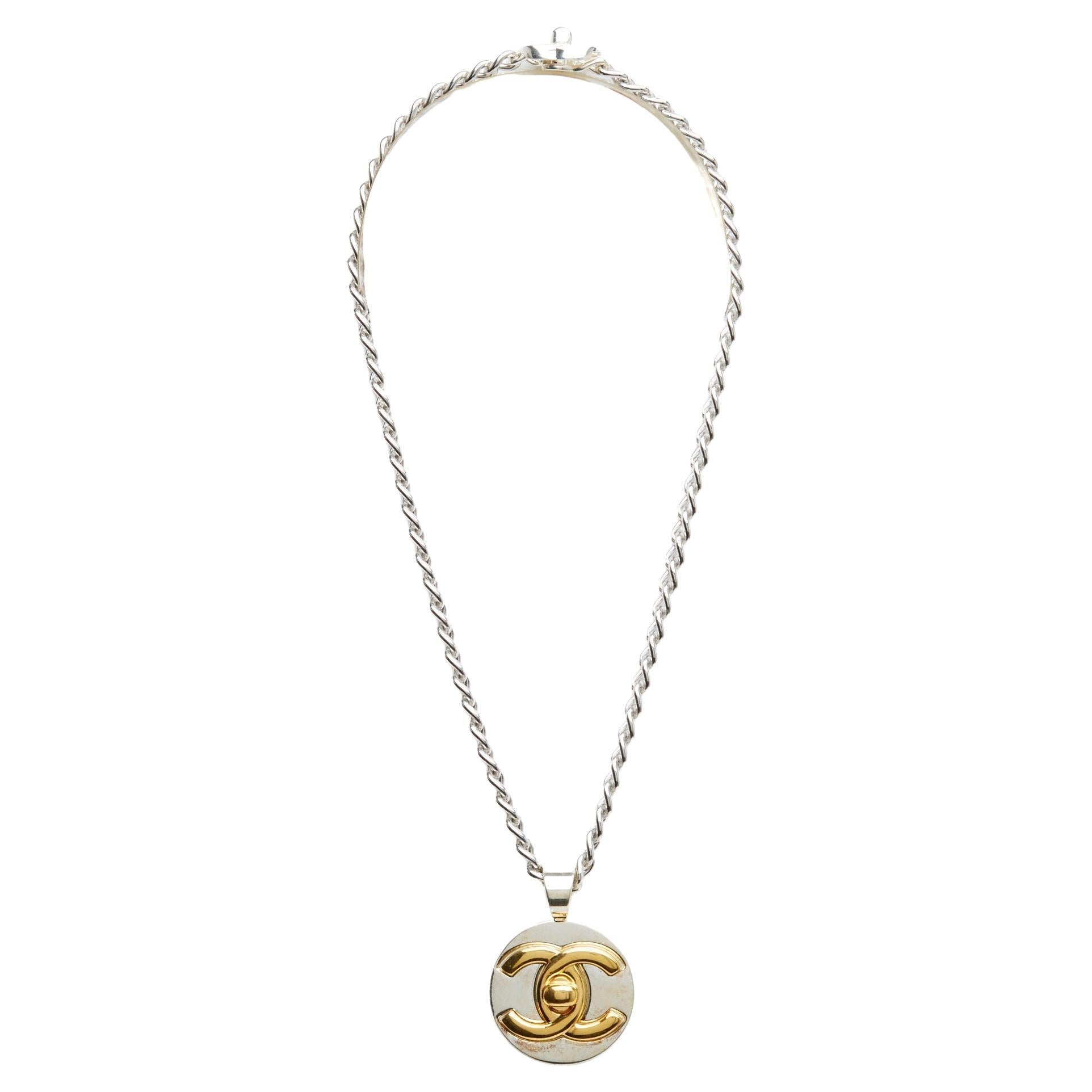 Chanel Collier CC 2 tons 1996 Collana con medaglione Turnlock in argento e oro