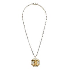 Chanel Collier CC 2 tons 1996 Collana con medaglione Turnlock in argento e oro