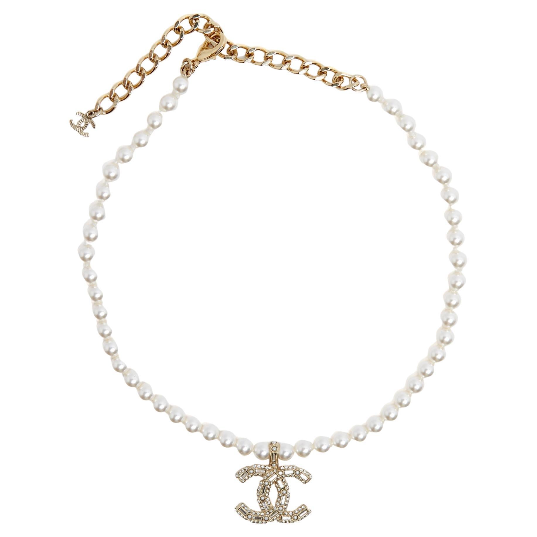 Collana Chanel Collier Perle 2022 con cristalli CC e perle fantasia