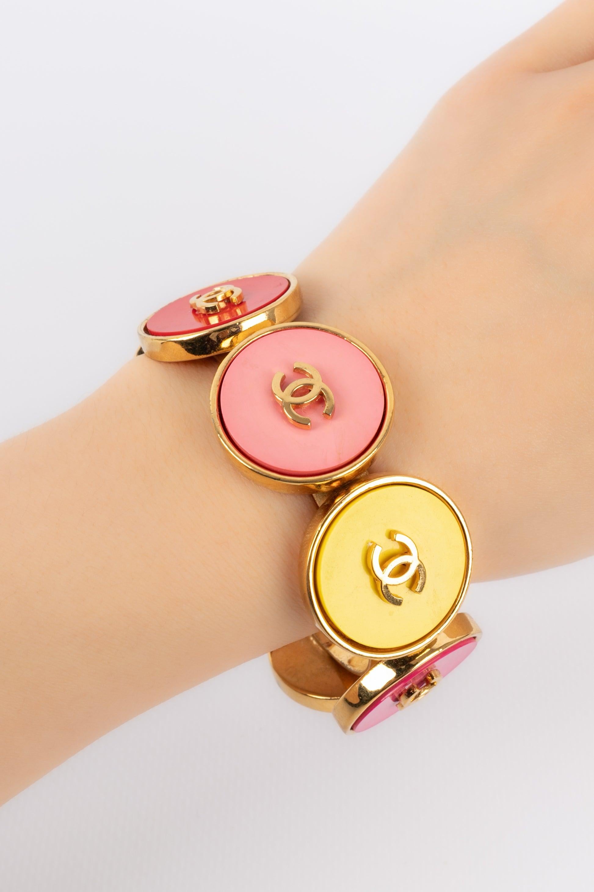 Bracciale colorato Chanel con logo CC, anni '90 in vendita 4