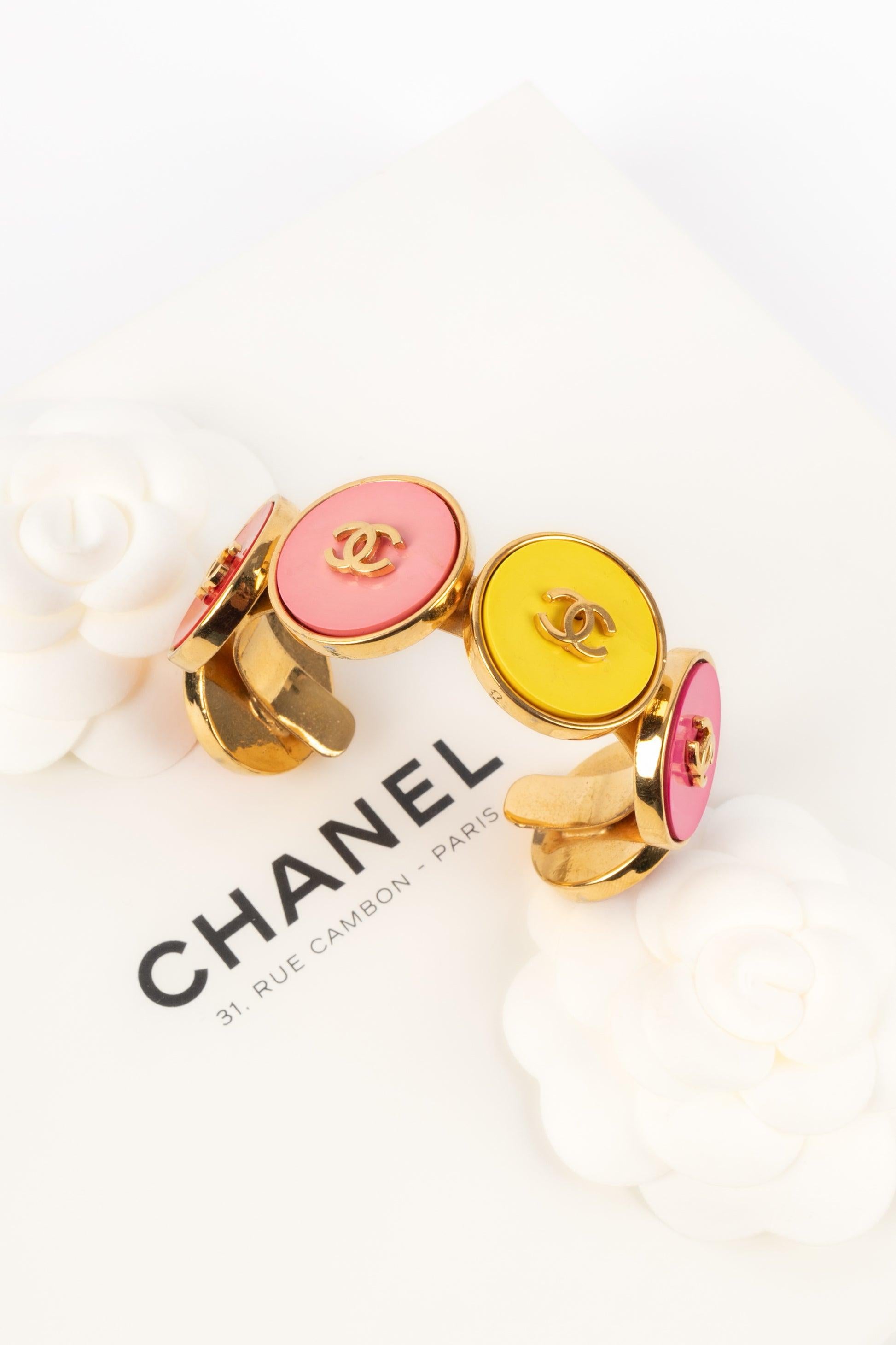 Bracciale colorato Chanel con logo CC, anni '90 in vendita 5