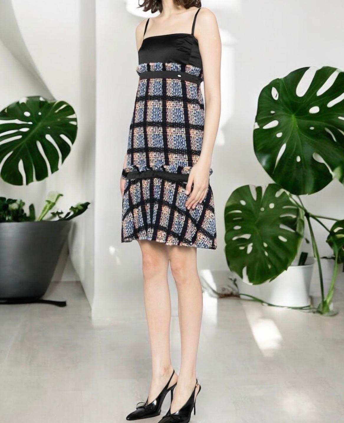CHANEL Vestido de tweed fantasía de colores con ribetes de seda negra 38 en venta 6
