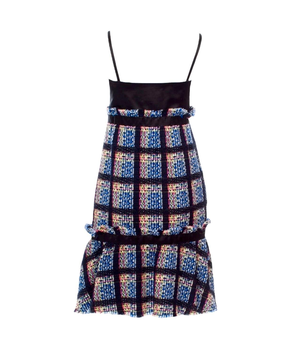 Vestido de tweed CHANEL
Pieza clásica de la firma Chanel: un clásico atemporal que durará muchos años
Bonitos colores juguetones
Detalles de los flecos
Top y pasamanería de seda negra
Cremallera oculta en el lateral
Fabricado en Francia
Sólo