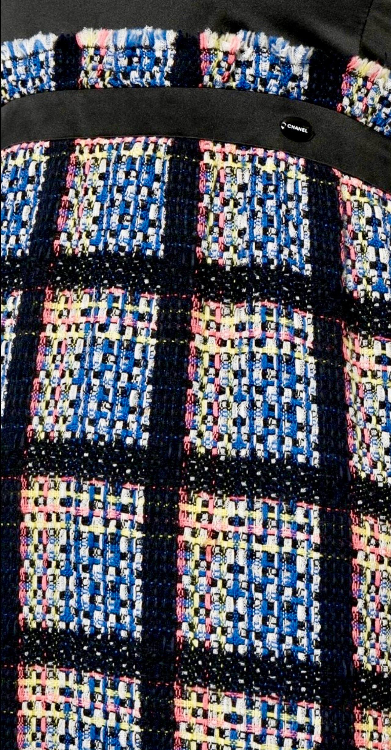 De las mujeres CHANEL Vestido de tweed fantasía de colores con ribetes de seda negra 38 en venta
