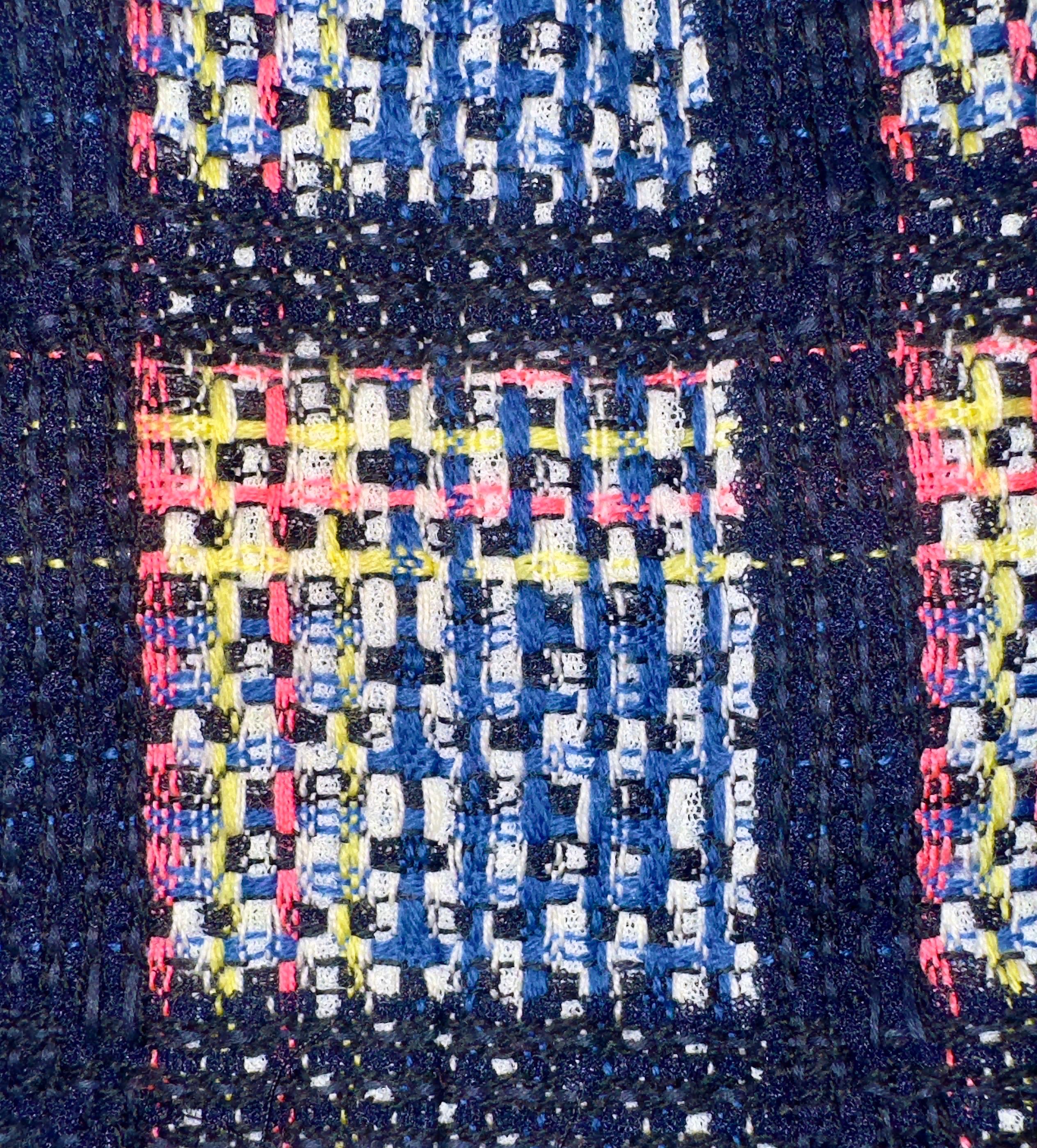 CHANEL Vestido de tweed fantasía de colores con ribetes de seda negra 38 en venta 1