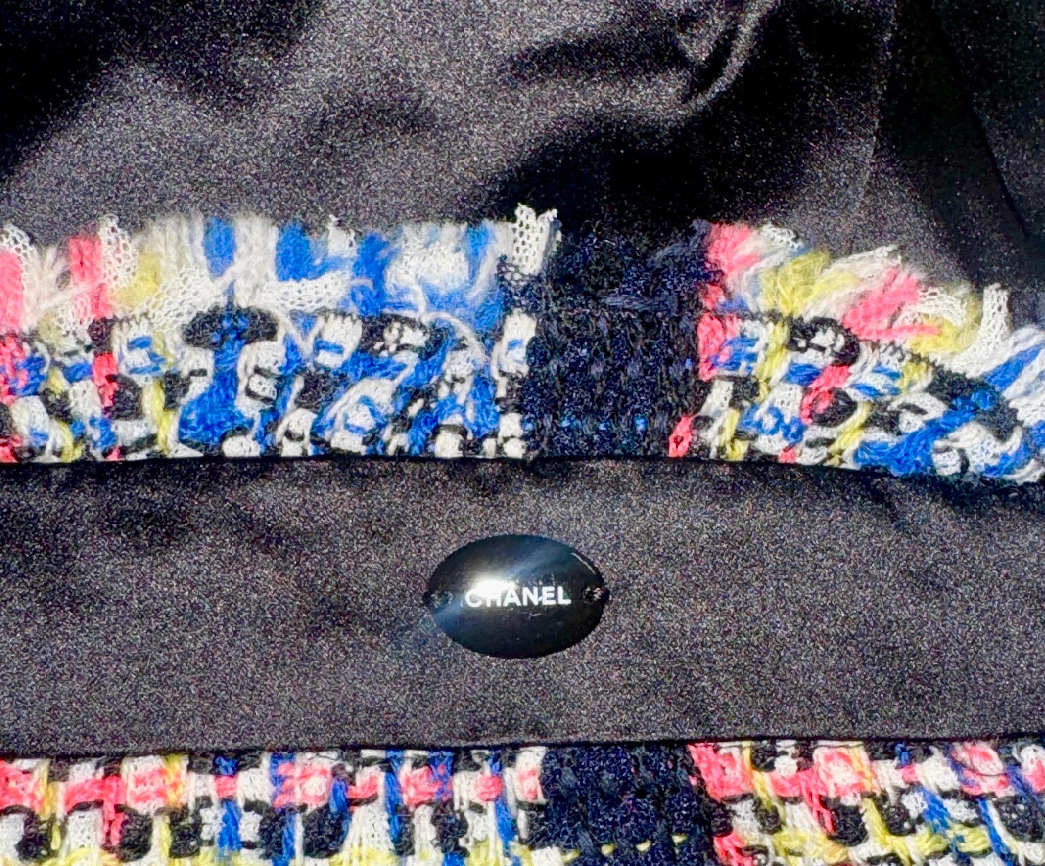 CHANEL Vestido de tweed fantasía de colores con ribetes de seda negra 38 en venta 2
