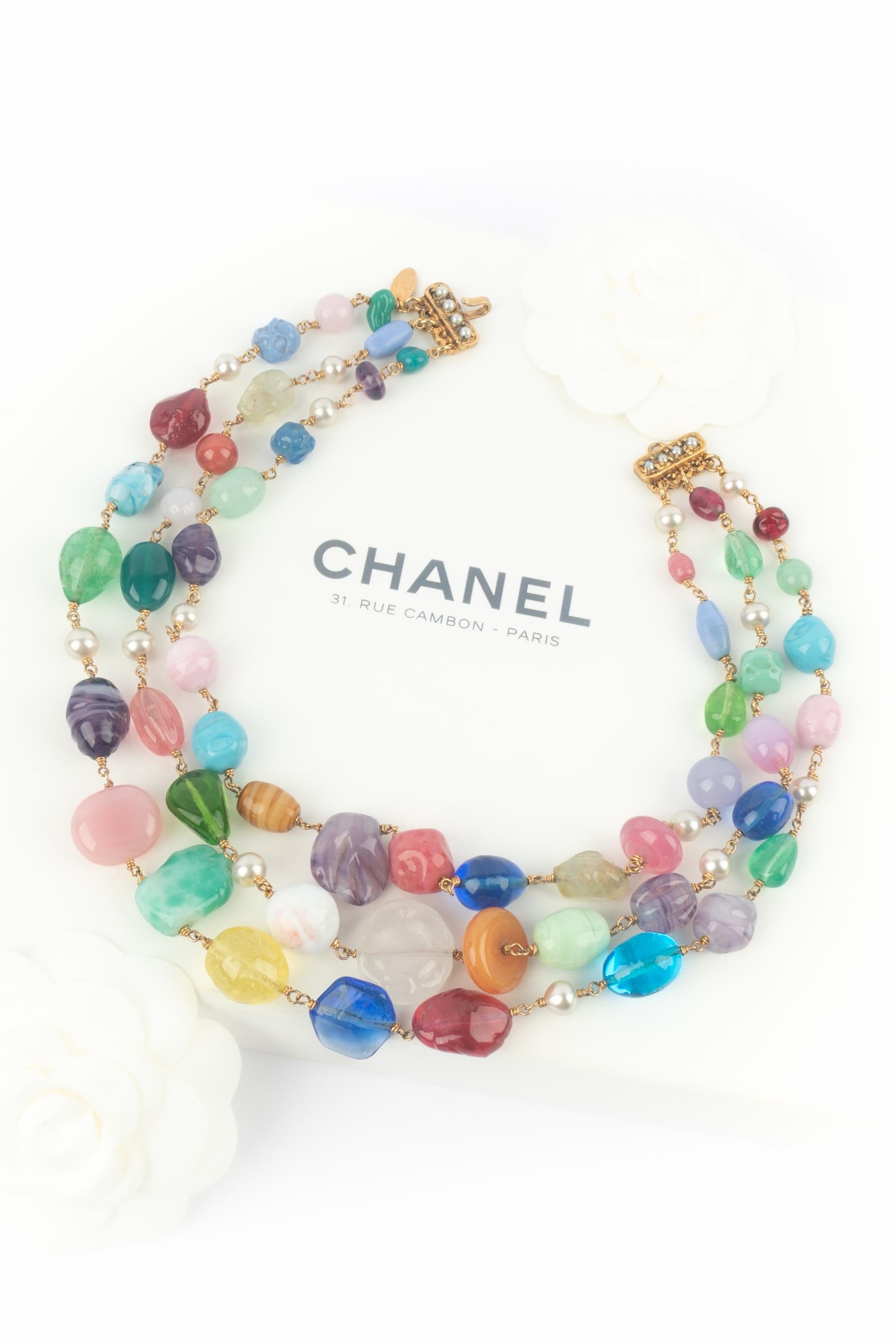 CHANEL - (Made in France) Collana a tre file di perle di vetro colorate barocche. Gioielli degli anni '80.

Condizioni:
Ottime condizioni

Dimensioni:
Lunghezza della fila più corta: 41 cm

SKU:CB177