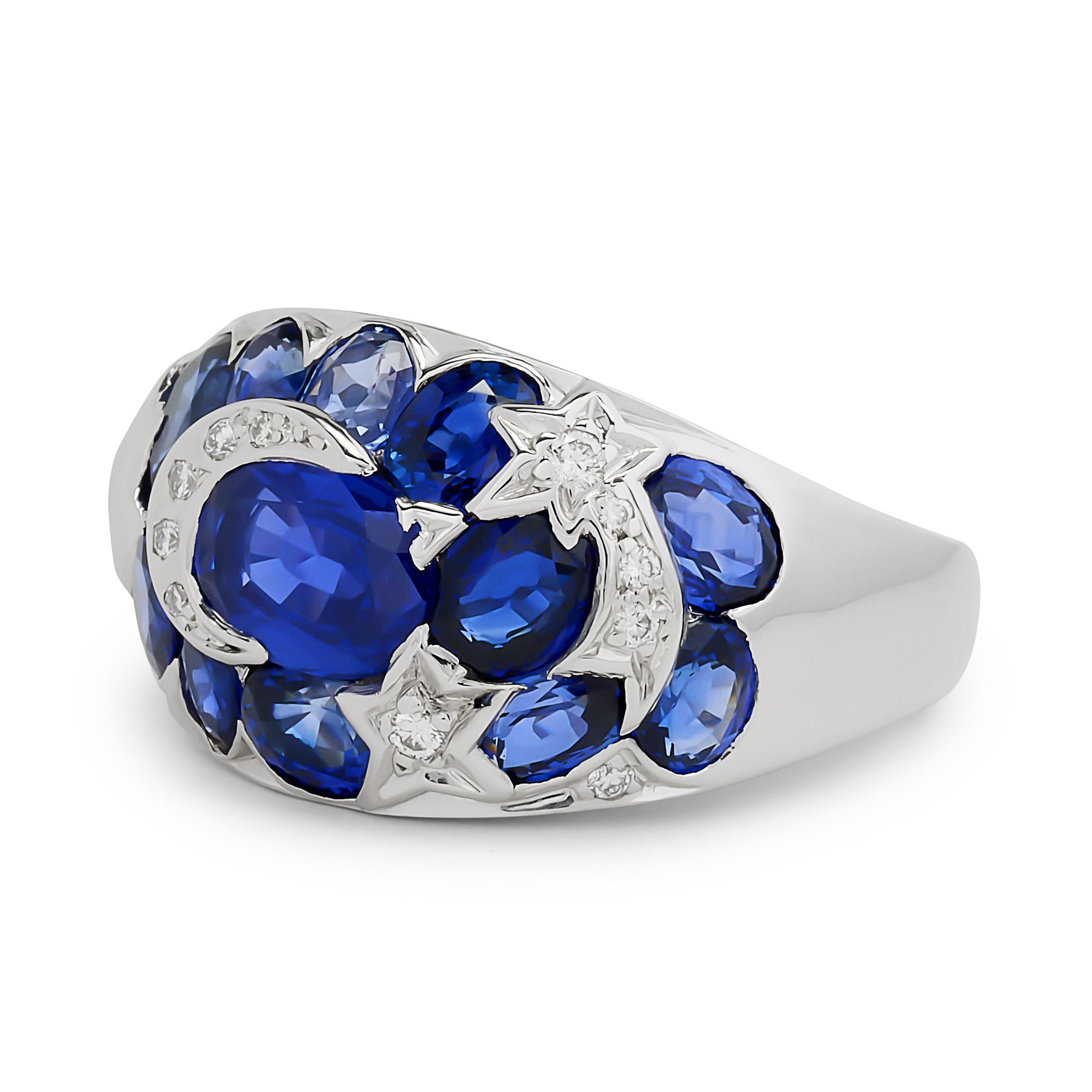 Un sogno celestiale in oro bianco, questo anello Chanel Comete presenta un accattivante disegno di stelle cadenti e luna incastonate con diamanti e circondate da zaffiri blu, evocando la magia di un cielo notturno stellato.

Contiene circa 7,00