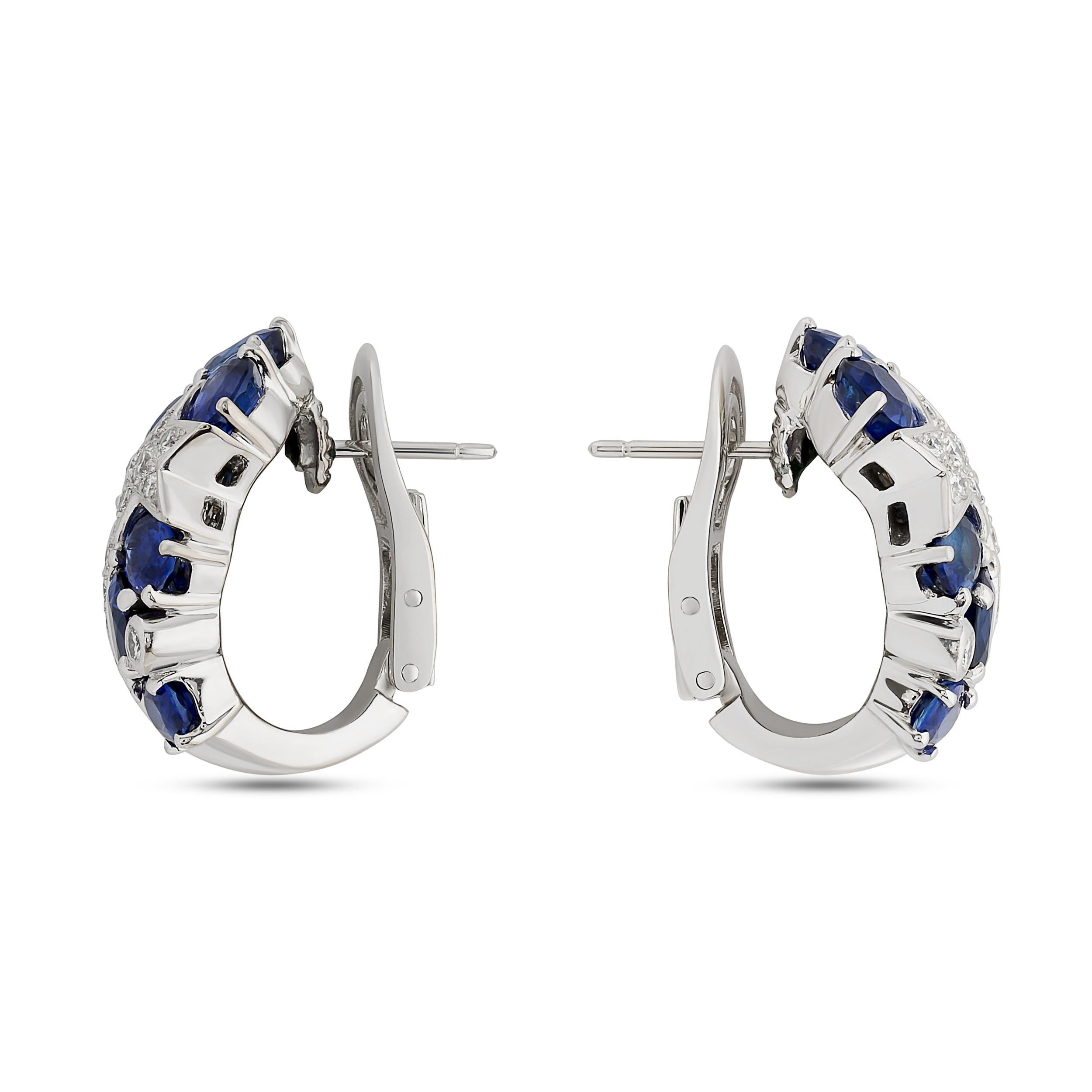 Stelle scintillanti, ornate di diamanti e accentuate da un tocco di blu zaffiro, illuminano il cielo notturno con questi incantevoli orecchini Chanel Comete.

Contiene circa 7,00 carati di zaffiri blu ovali e 28 diamanti rotondi per un totale di