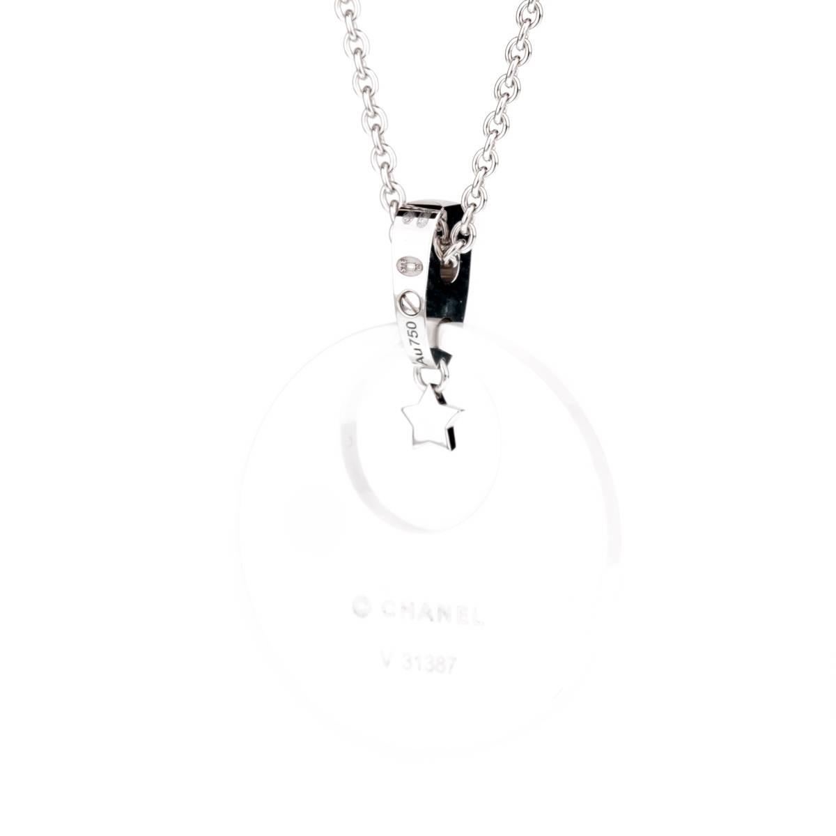Un collier iconique de Chanel, issu de la collection Comete, présentant un éblouissant étalage de diamants ronds de taille brillant sertis en or blanc 18 carats et en céramique.

Longueur du collier : 16 pouces
Largeur du pendentif : 1