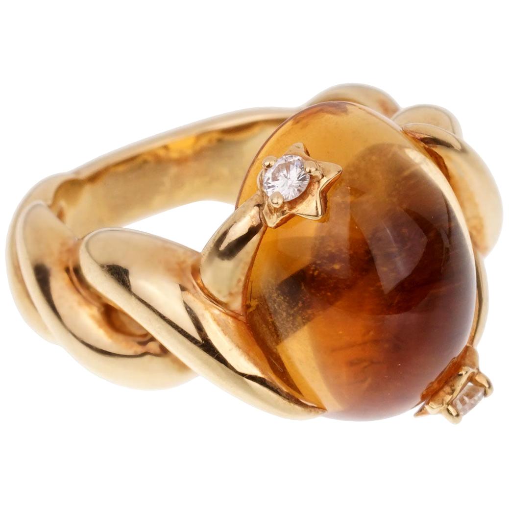 Eine fabelhafte authentische Chanel Gelbgold-Cocktail-Ring präsentiert einen Cabochon Citrin mit 2 runden Diamanten im Brillantschliff in 18k Gold geschmückt.

Größe 6 1/4 (größenveränderbar)