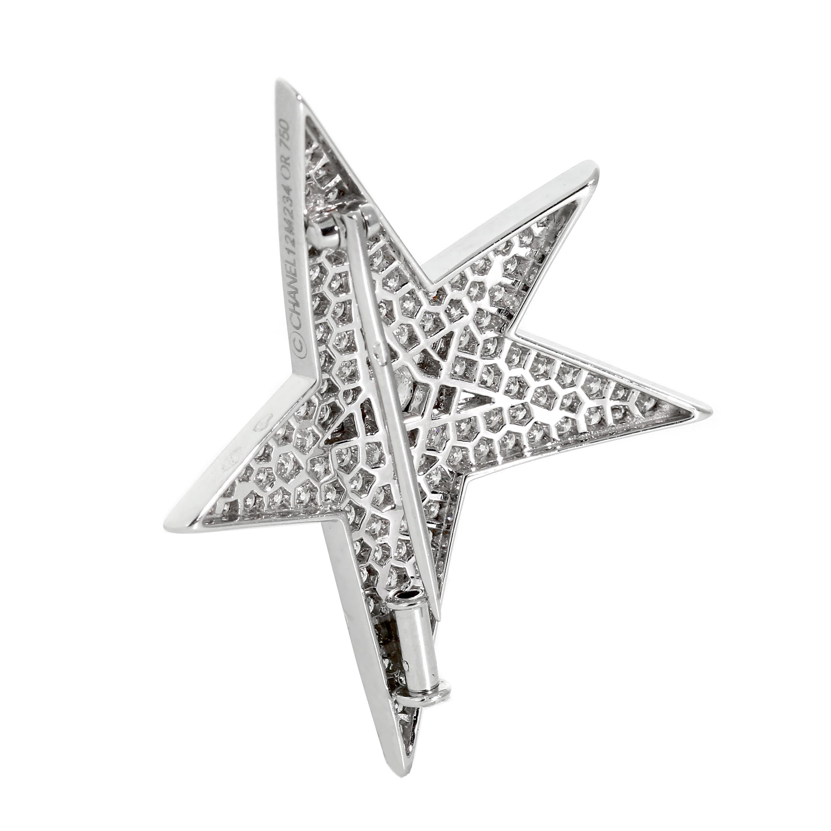 A magnificent Chanel Comete pendant adorned with 3.5cts appx of the finest Chanel round brilliant cut diamonds in 18k white gold. The brooch may be worn as a necklace as well. 

1.69