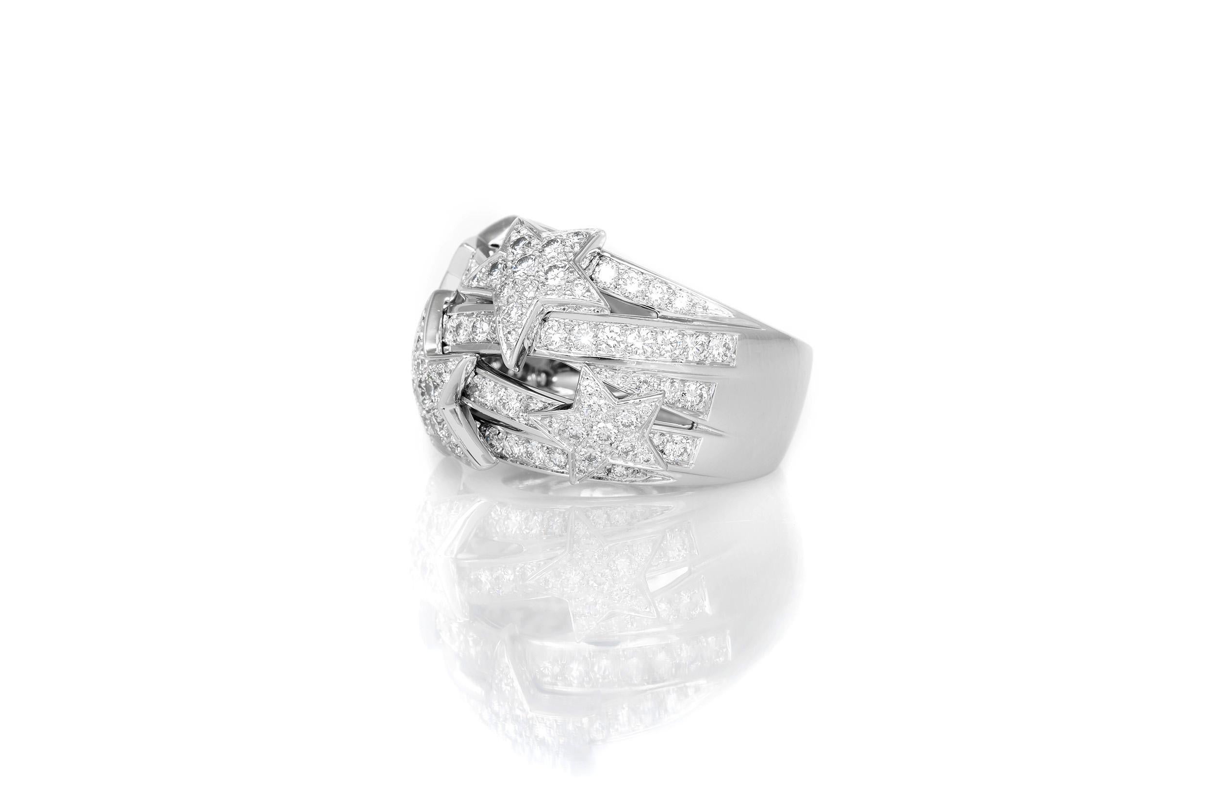 Finement réalisé en or blanc 18 carats avec des diamants ronds de taille brillant.  
Signé par Chanel, de la collection Comète
Taille 5 1/2