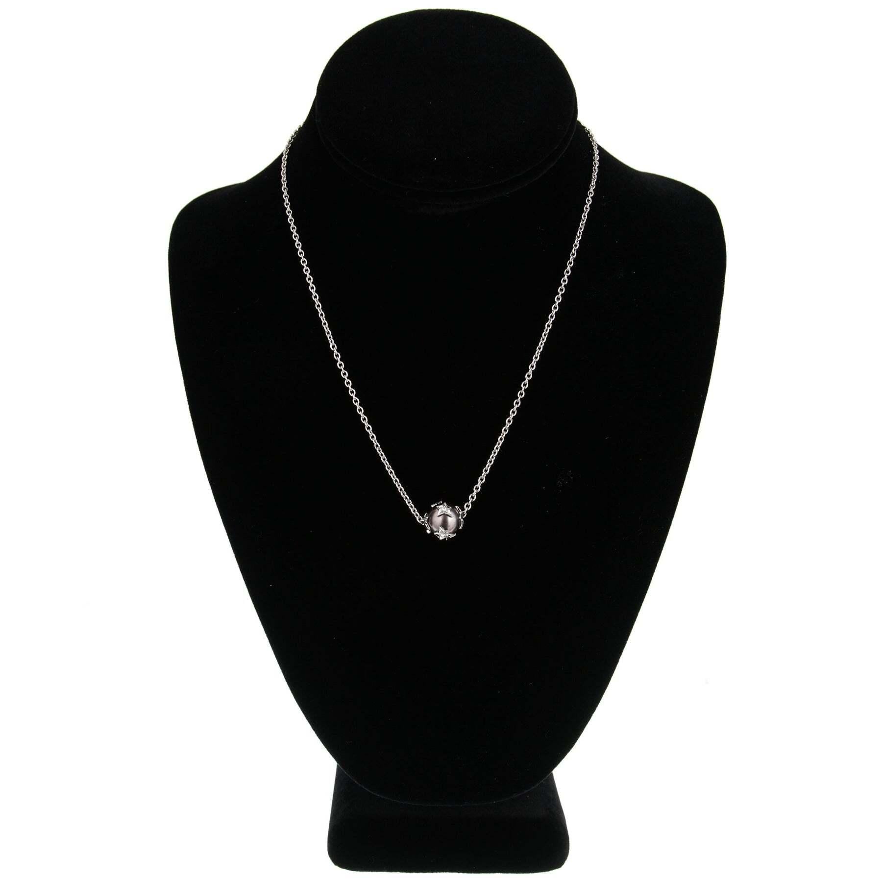 La collana Chanel Comete Pearl Diamond White Gold Vintage cattura l'eleganza senza tempo della Maison con un tocco di fascino celestiale. Misura 16 pollici e si appoggia graziosamente alla scollatura, realizzato in oro bianco luminoso che esalta sia