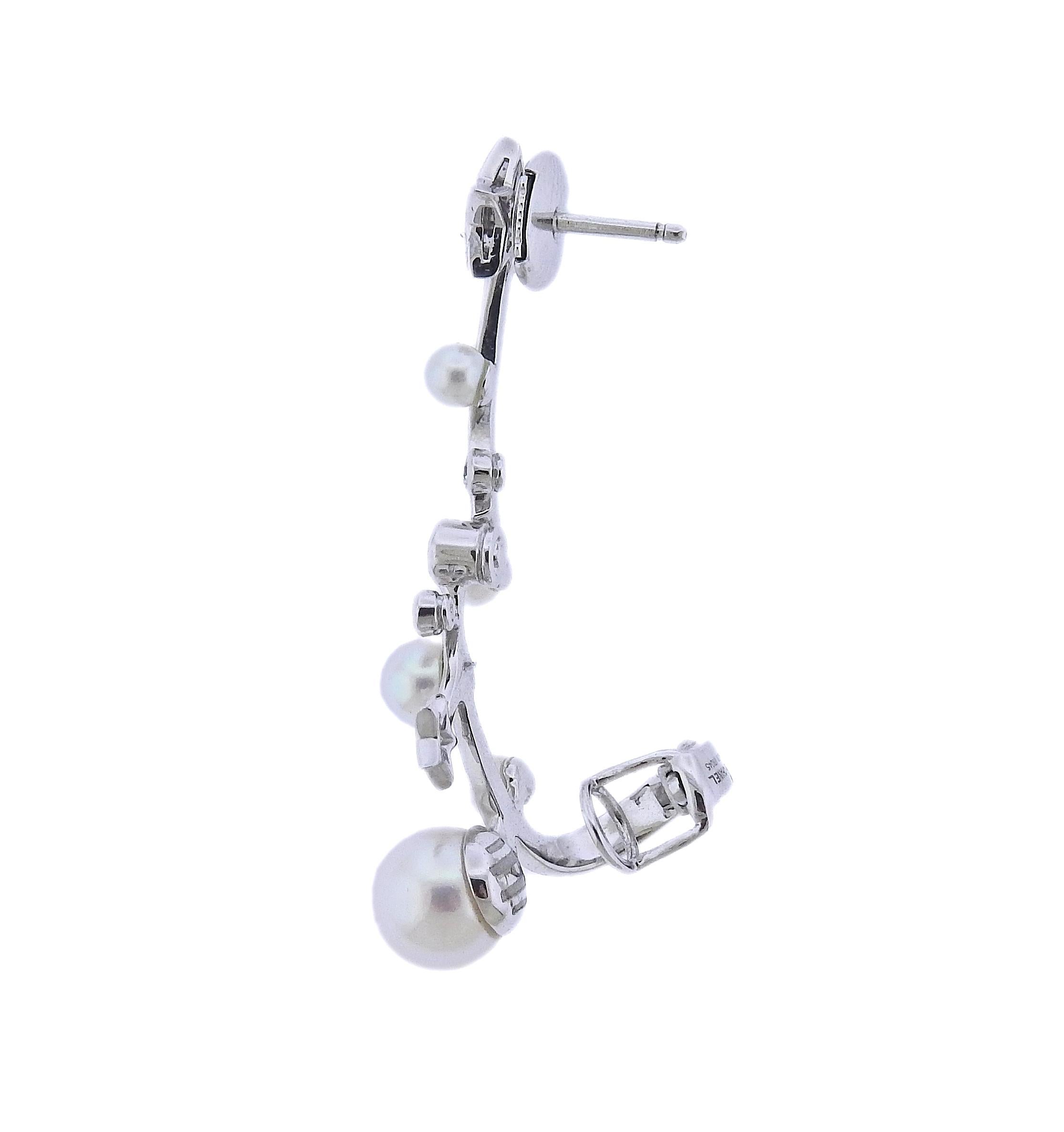 Exquisite Chanel Comete Perlee 18k gold ear cuff climber, with approx. 0.38ctw in FG/VVS diamonds and pearls. Current retail $10500. Earring measures 42mm x 15mm. Marked: Chanel, Au750, A79245.  Weight - 5 grams. 