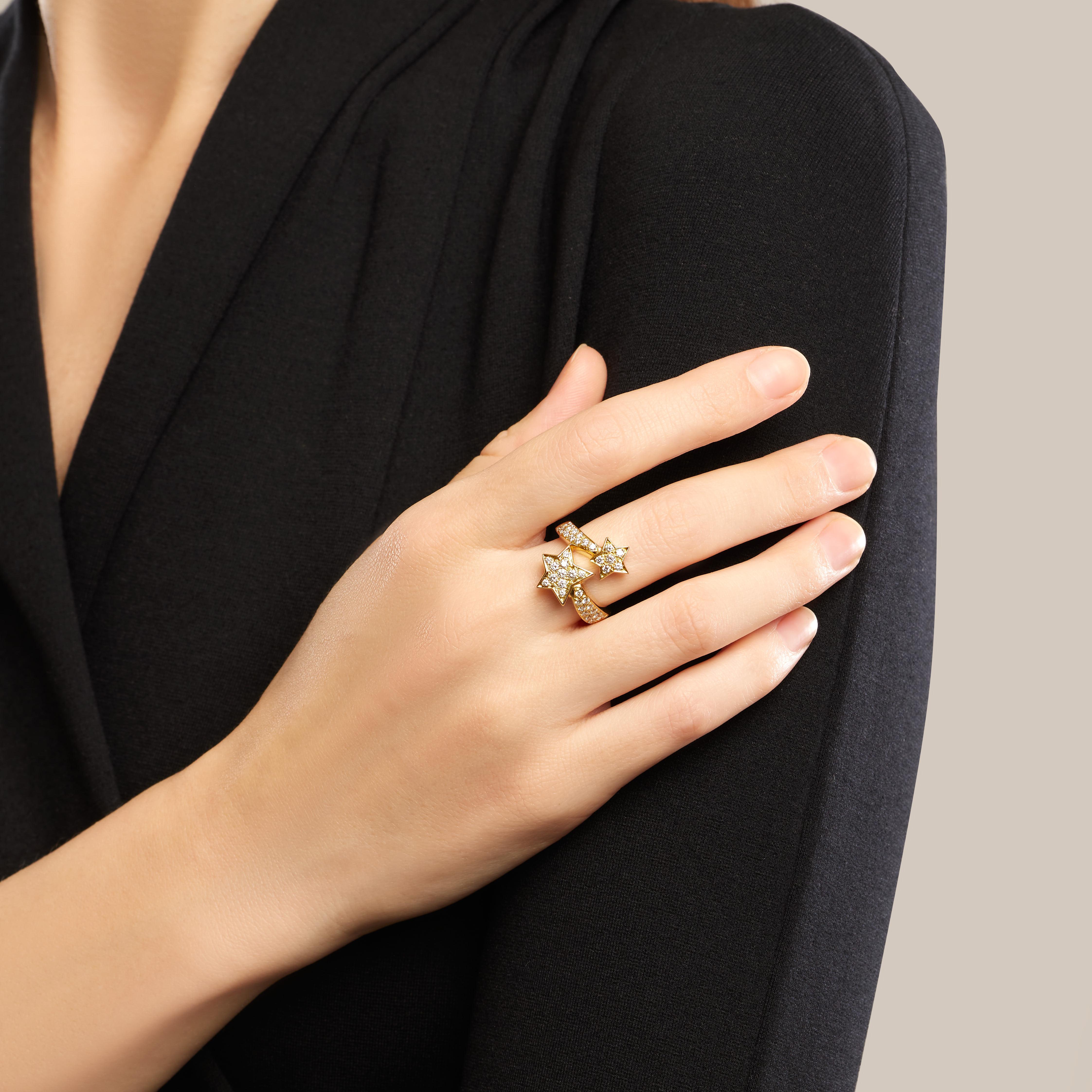 Anello Chanel Comète Géode in oro giallo 18 carati e diamanti.
Prezzo al dettaglio: 10.950 euro.
Condizioni: eccellenti.
Dimensioni: 51,5 - 52.
Peso del diamante: 0,65 carati.
Peso totale: 6.98 grammi.
Firmato Chanel e numerato.
Venduto con la sua