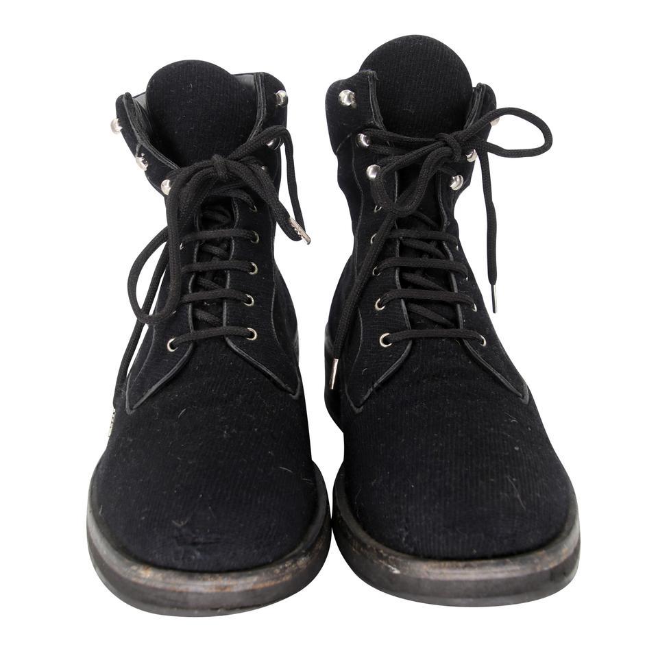 Chanel Commando 45/12 Leather Combat Lace Up Boots/Booties CC-0402N-0102

CHANEL Men's Commando These stunning mid-height boots are perfect for the fashionista who has a bit of an edge. These boots are made up supple black leather with lace up