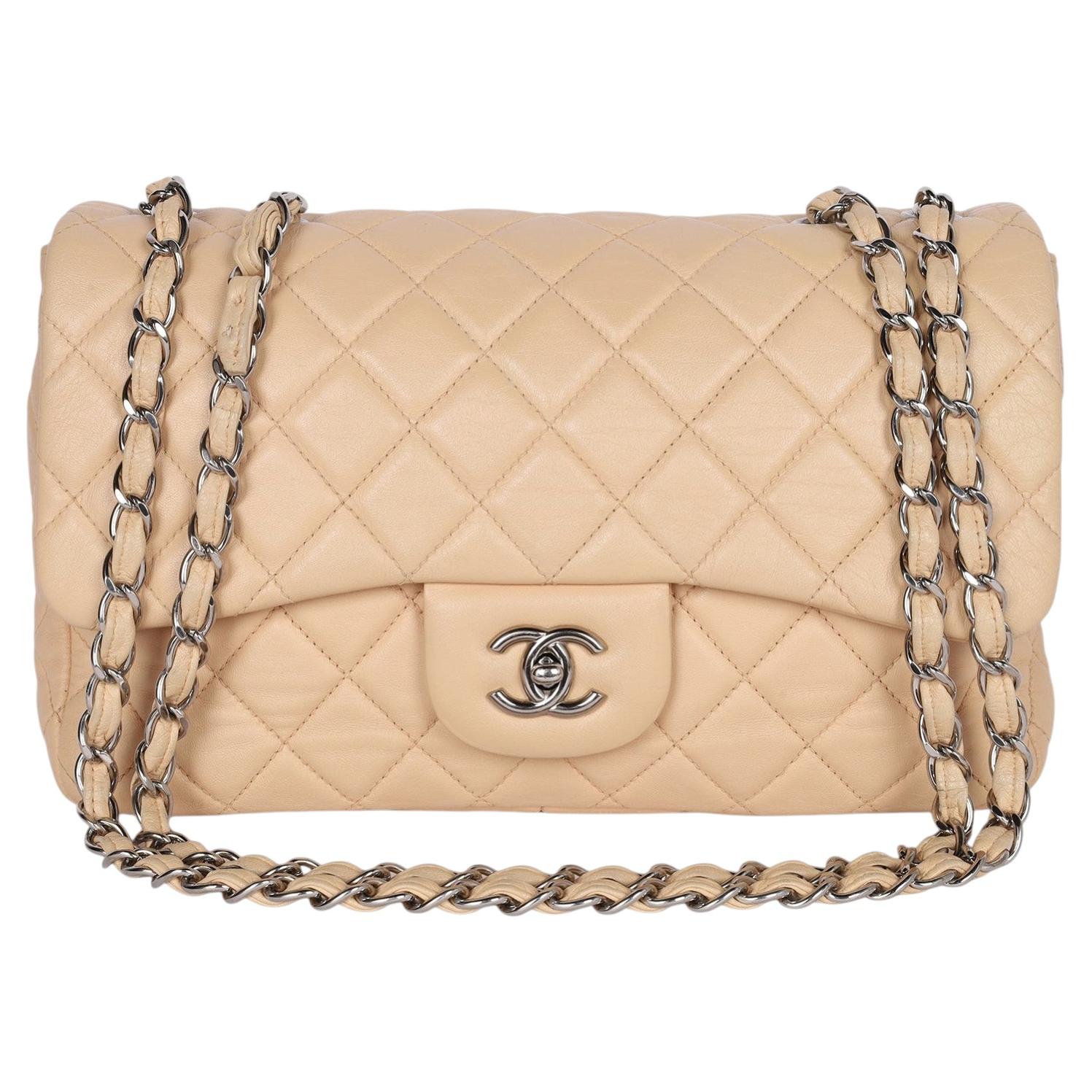 Chanel Zeitgenössische Lammfell gesteppte Jumbo Tasche mit einer Klappe in Beige