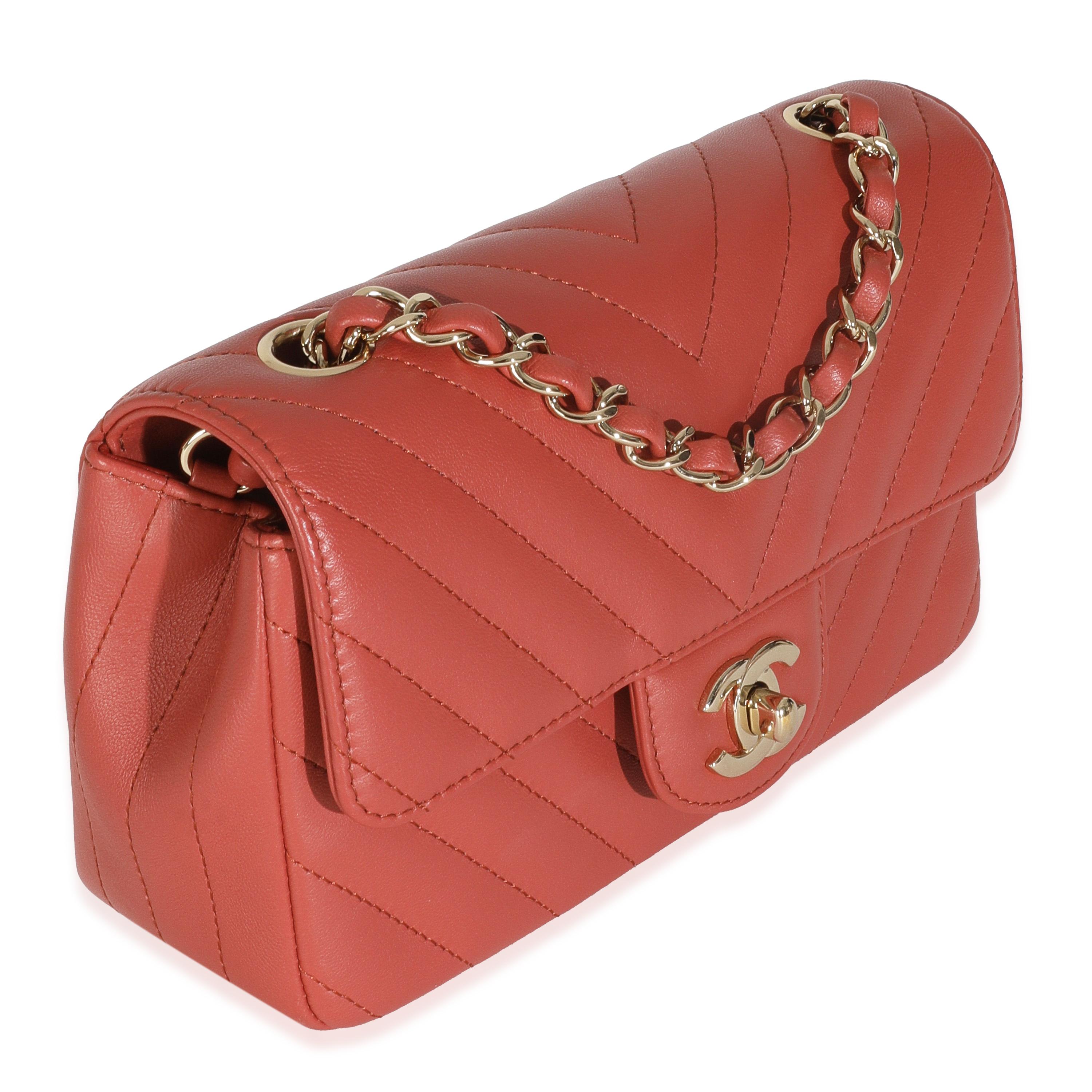 Titre de la liste : Chanel Coral Chevron Calfskin Mini Rectangular Flap Bag
SKU : 147736
MSRP : 5400.00 USD
Condit : Usagé 
Description de l'état : Un classique intemporel qui ne se démode jamais, le sac à rabat de Chanel date de 1955 et a connu un