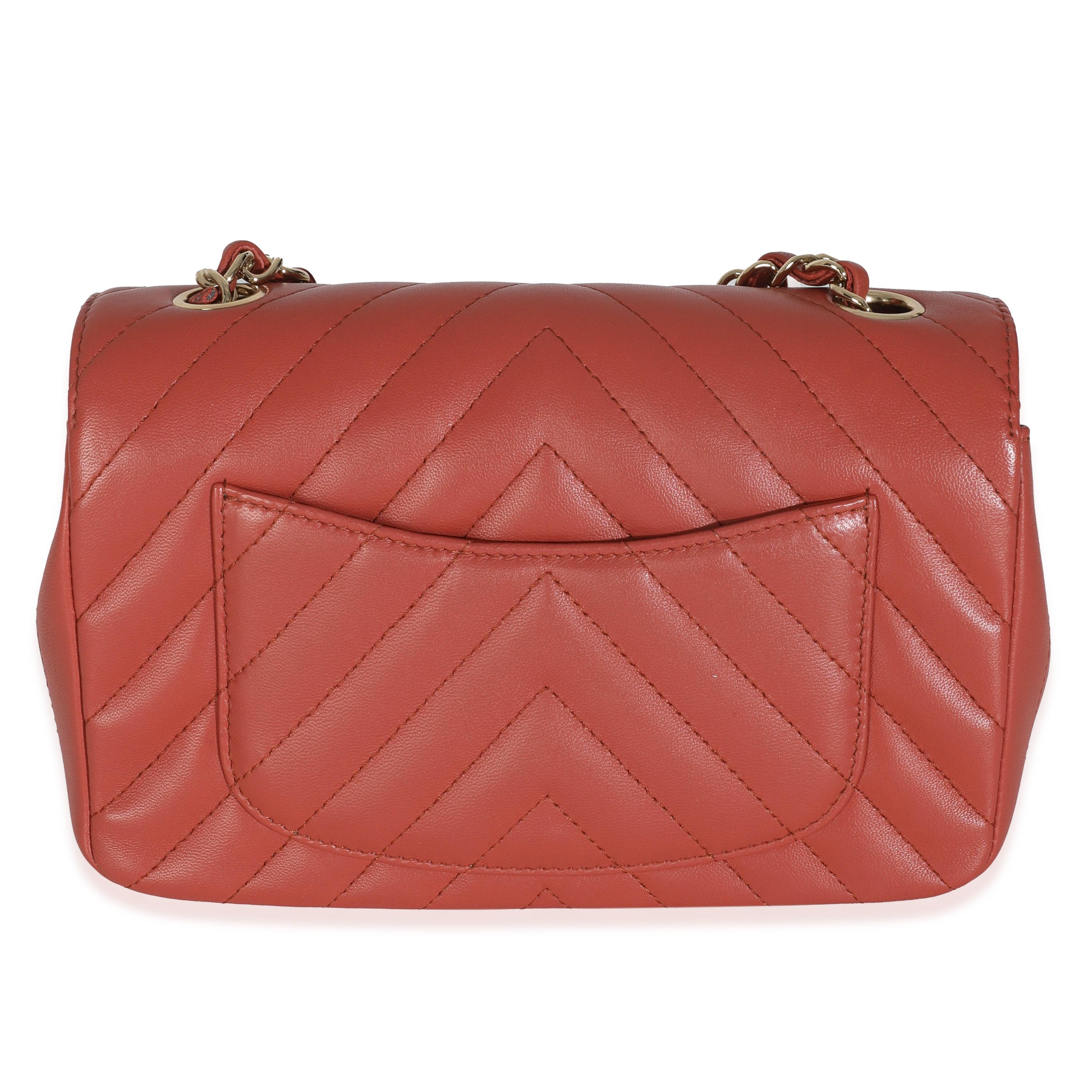 Rose Chanel - Mini sac à rabat rectangulaire en cuir de veau à chevrons corail en vente