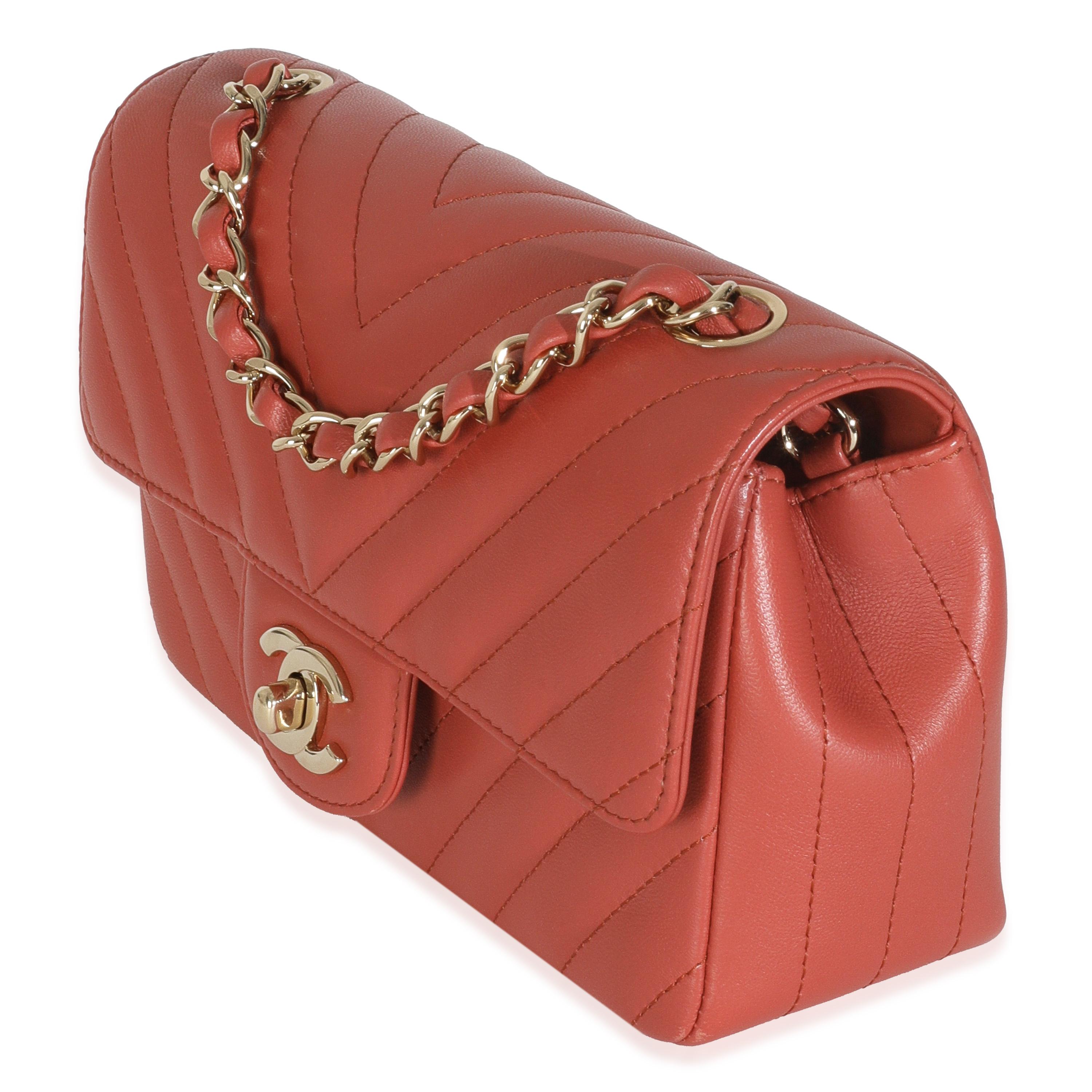 Chanel - Mini sac à rabat rectangulaire en cuir de veau à chevrons corail Bon état - En vente à New York, NY