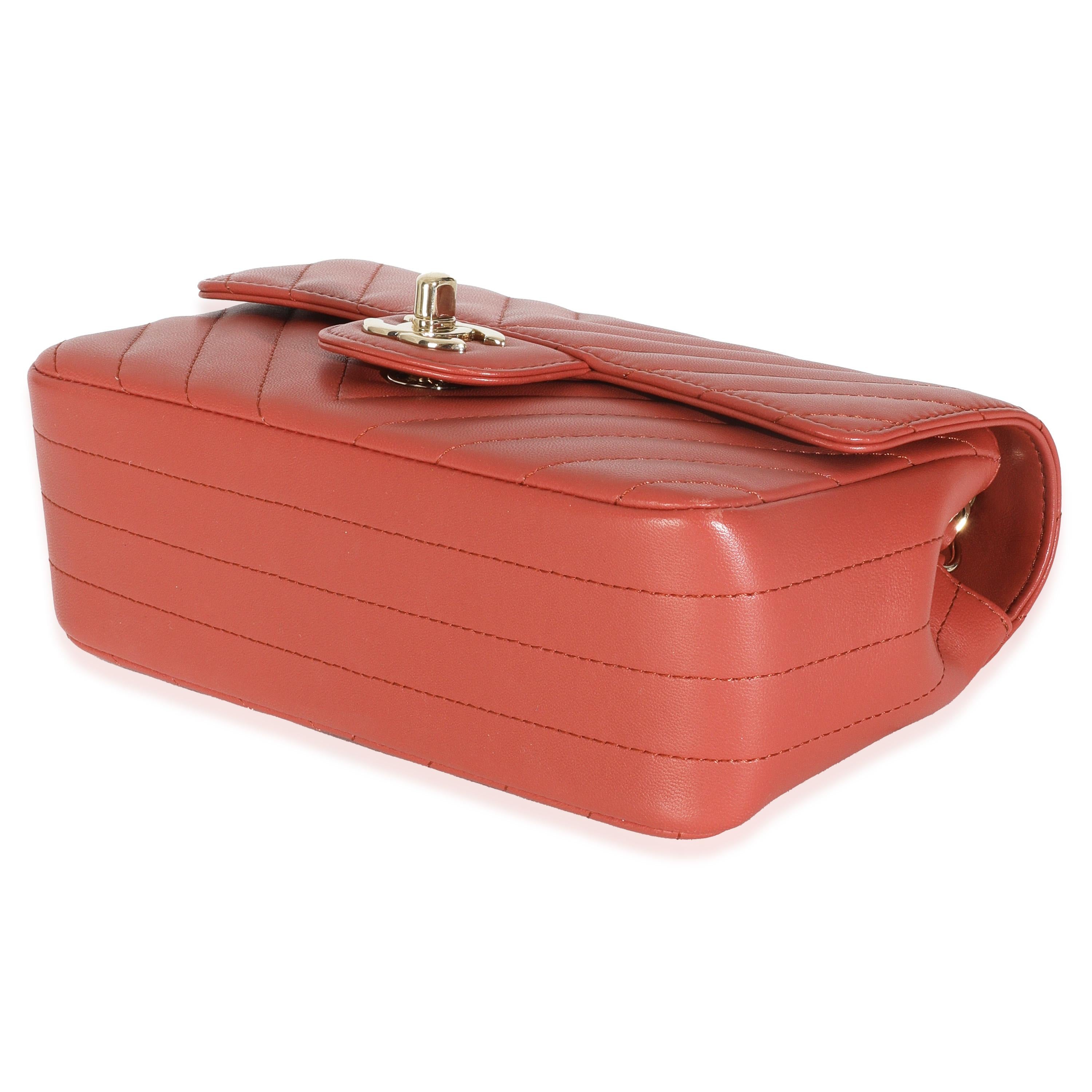 Chanel - Mini sac à rabat rectangulaire en cuir de veau à chevrons corail Pour femmes en vente